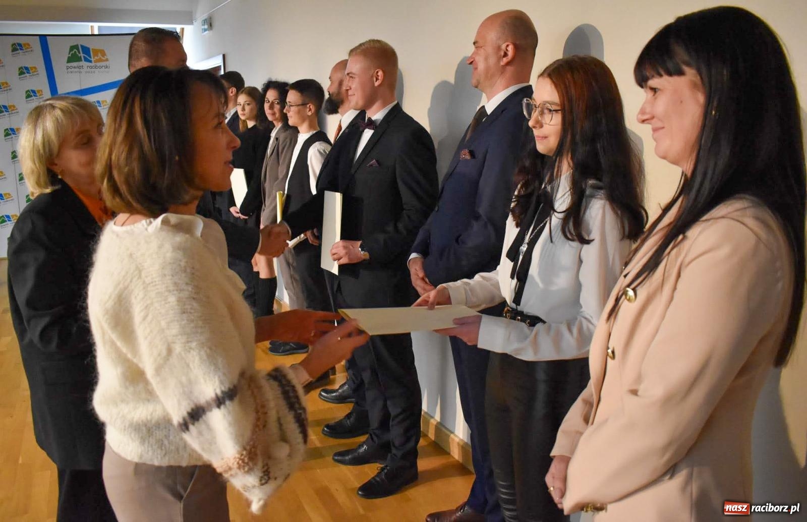 Zdjęcie w galerii na portalu naszraciborz.pl: Stypendyści premiera odebrali w Raciborzu dyplomy wiadomości z regionu