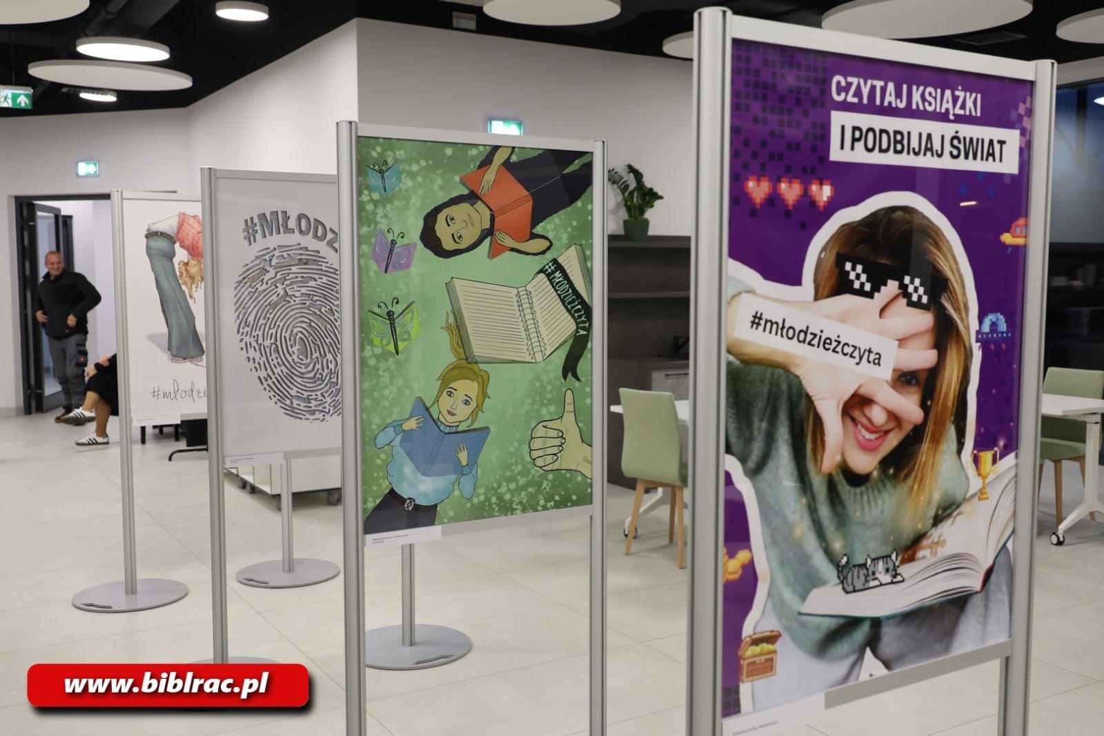 Zdjęcie w galerii na portalu naszraciborz.pl: #młodzieżczyta. Na Stacji Młodych otwarto wystawę plakatów wiadomości z regionu