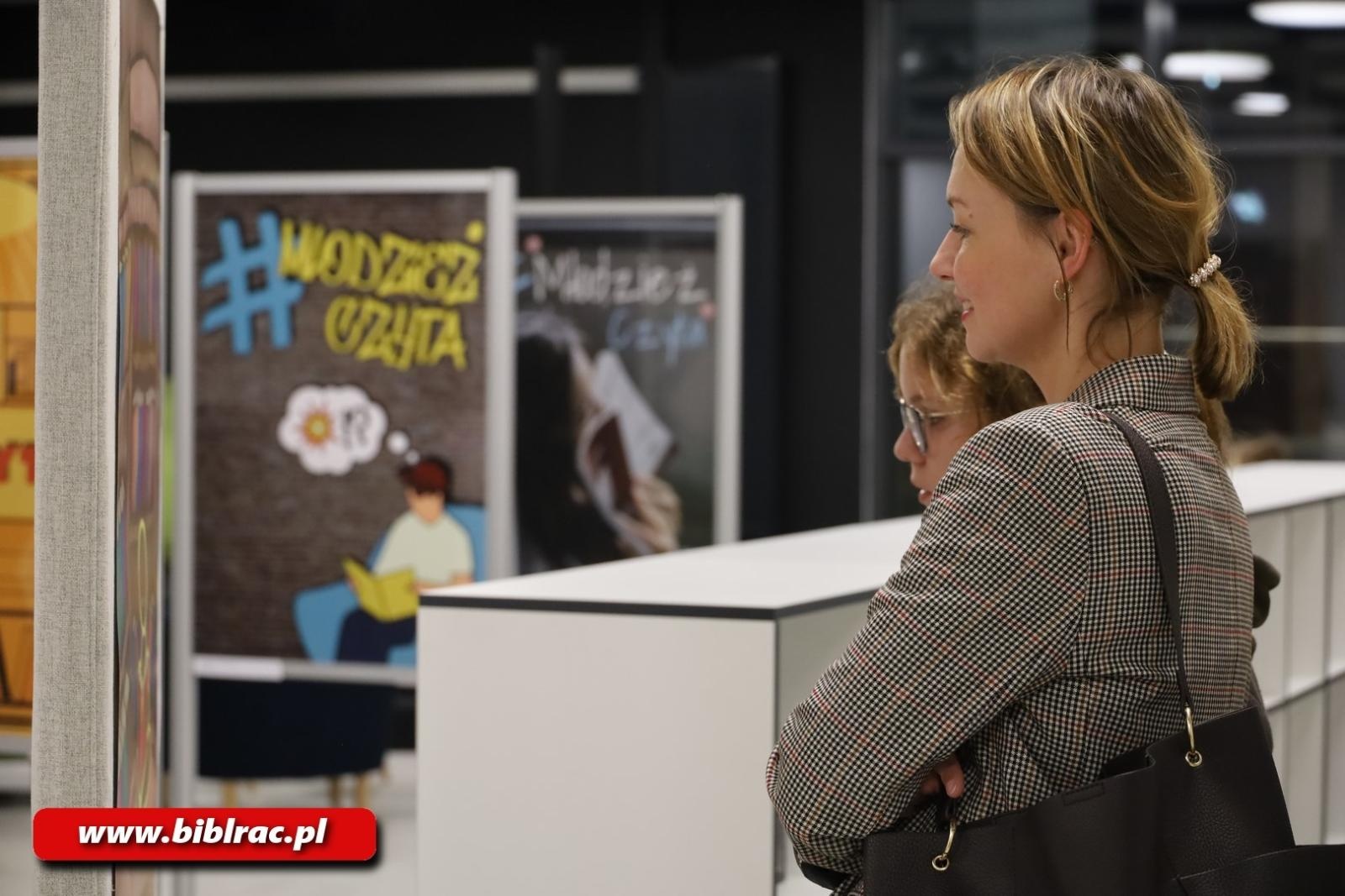 Zdjęcie w galerii na portalu naszraciborz.pl: #młodzieżczyta. Na Stacji Młodych otwarto wystawę plakatów wiadomości z regionu