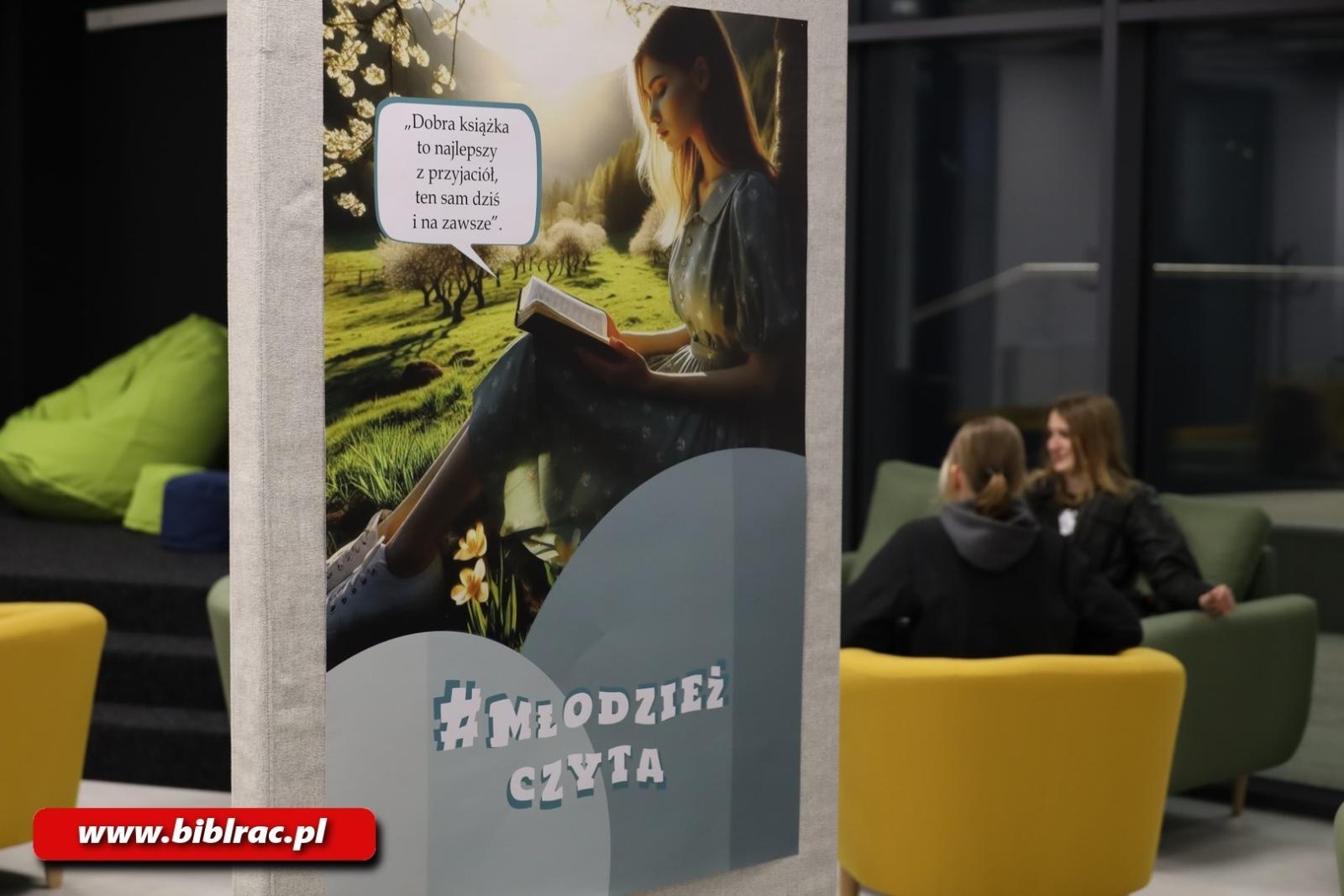 Zdjęcie w galerii na portalu naszraciborz.pl: #młodzieżczyta. Na Stacji Młodych otwarto wystawę plakatów wiadomości z regionu