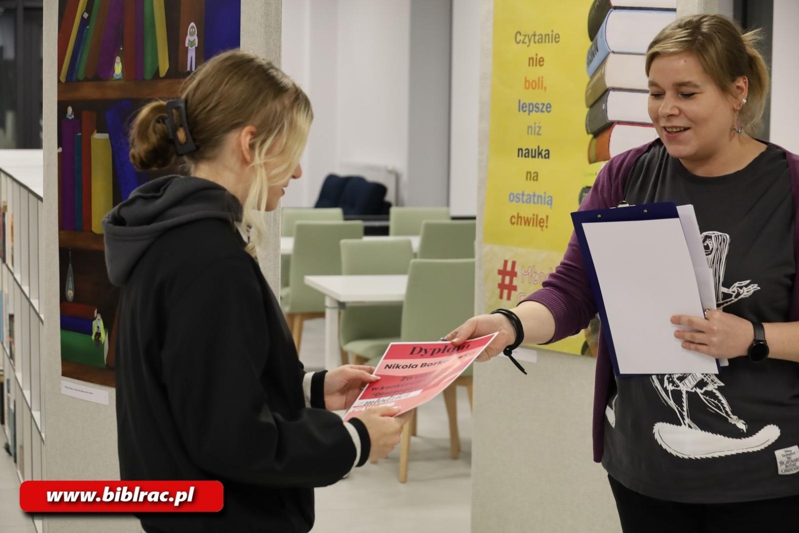 Zdjęcie w galerii na portalu naszraciborz.pl: #młodzieżczyta. Na Stacji Młodych otwarto wystawę plakatów wiadomości z regionu