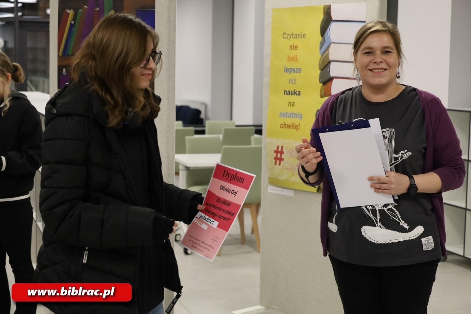 Zdjęcie w galerii na portalu naszraciborz.pl: #młodzieżczyta. Na Stacji Młodych otwarto wystawę plakatów wiadomości z regionu