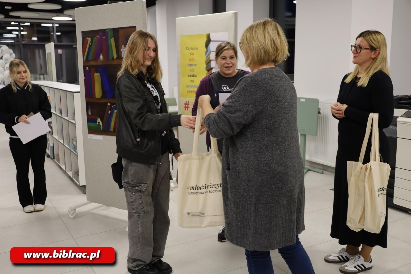 Zdjęcie w galerii na portalu naszraciborz.pl: #młodzieżczyta. Na Stacji Młodych otwarto wystawę plakatów wiadomości z regionu