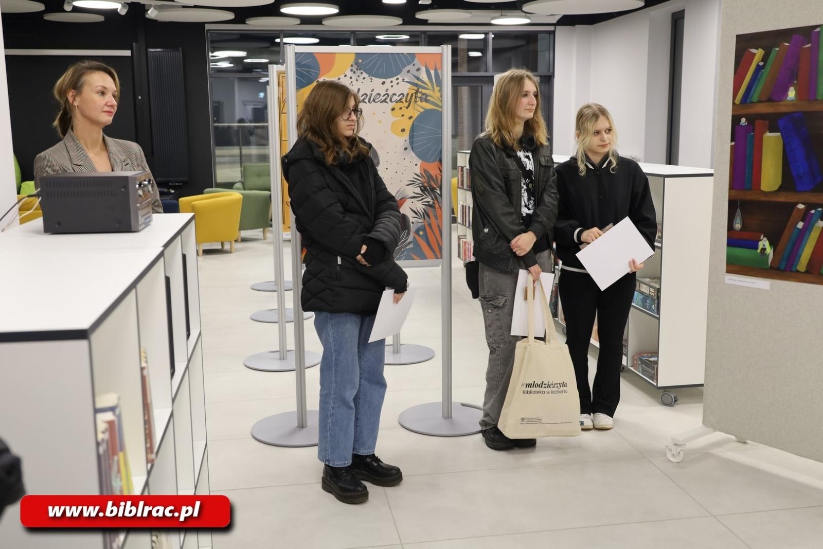 Zdjęcie w galerii na portalu naszraciborz.pl: #młodzieżczyta. Na Stacji Młodych otwarto wystawę plakatów wiadomości z regionu