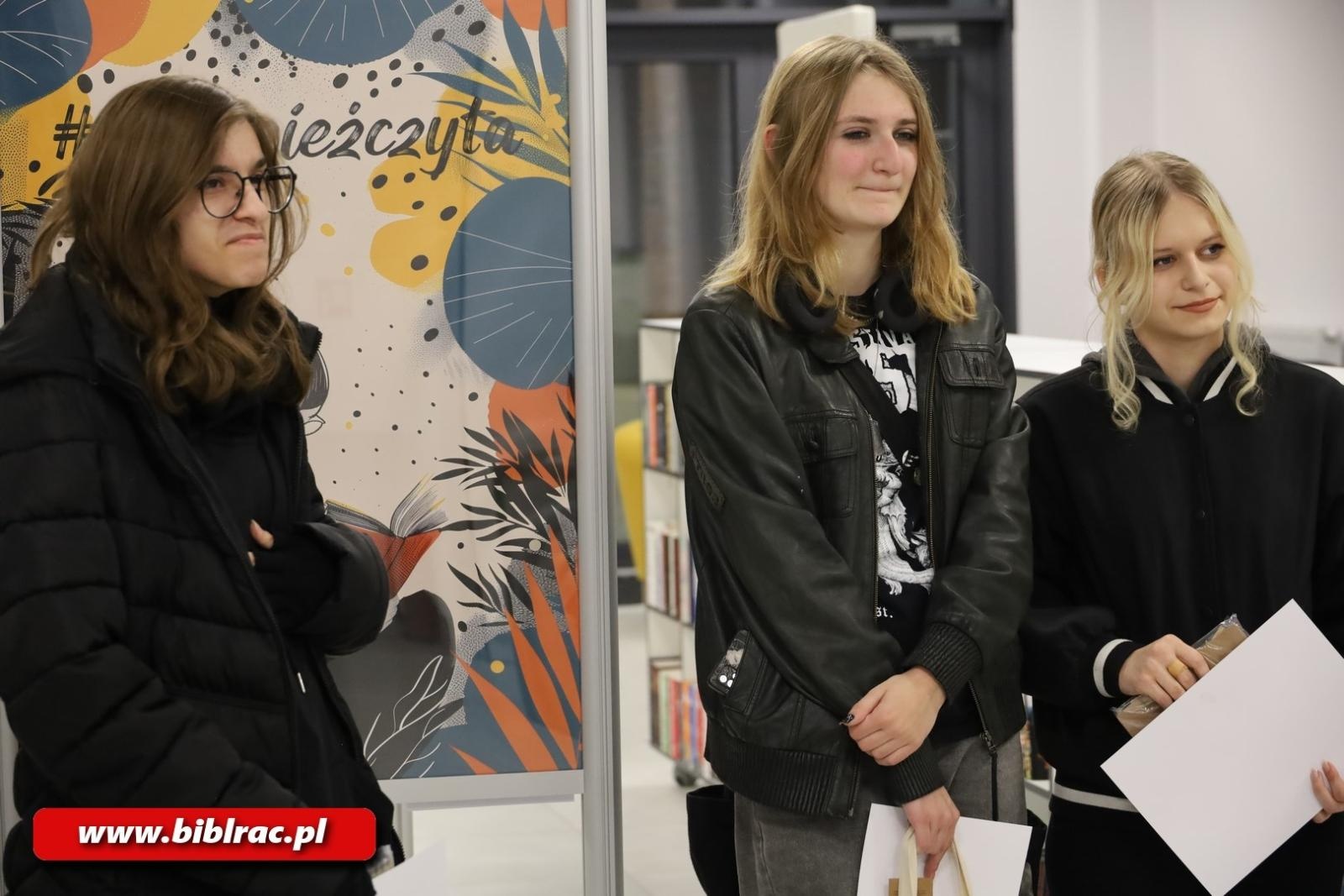 Zdjęcie w galerii na portalu naszraciborz.pl: #młodzieżczyta. Na Stacji Młodych otwarto wystawę plakatów wiadomości z regionu