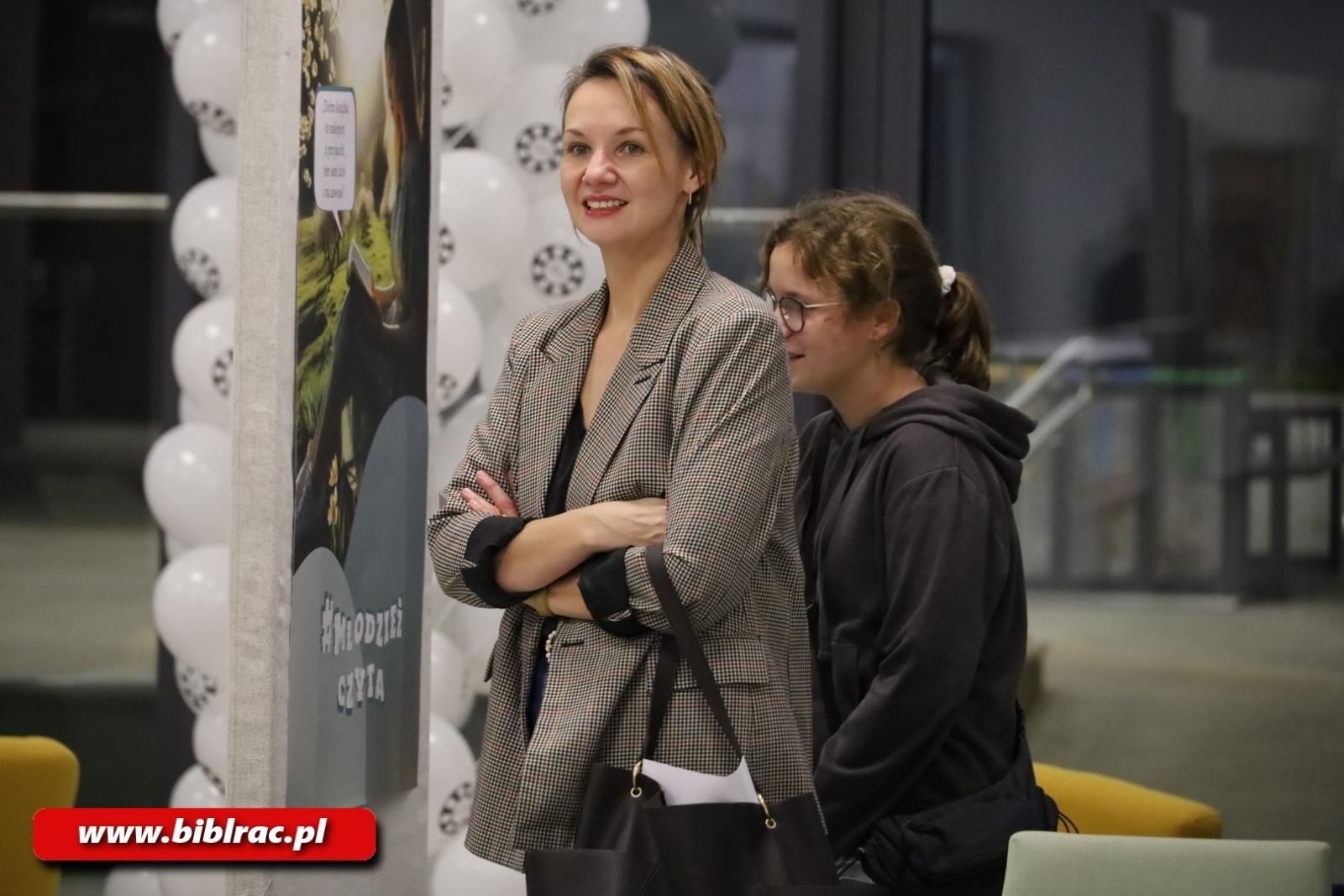 Zdjęcie w galerii na portalu naszraciborz.pl: #młodzieżczyta. Na Stacji Młodych otwarto wystawę plakatów wiadomości z regionu