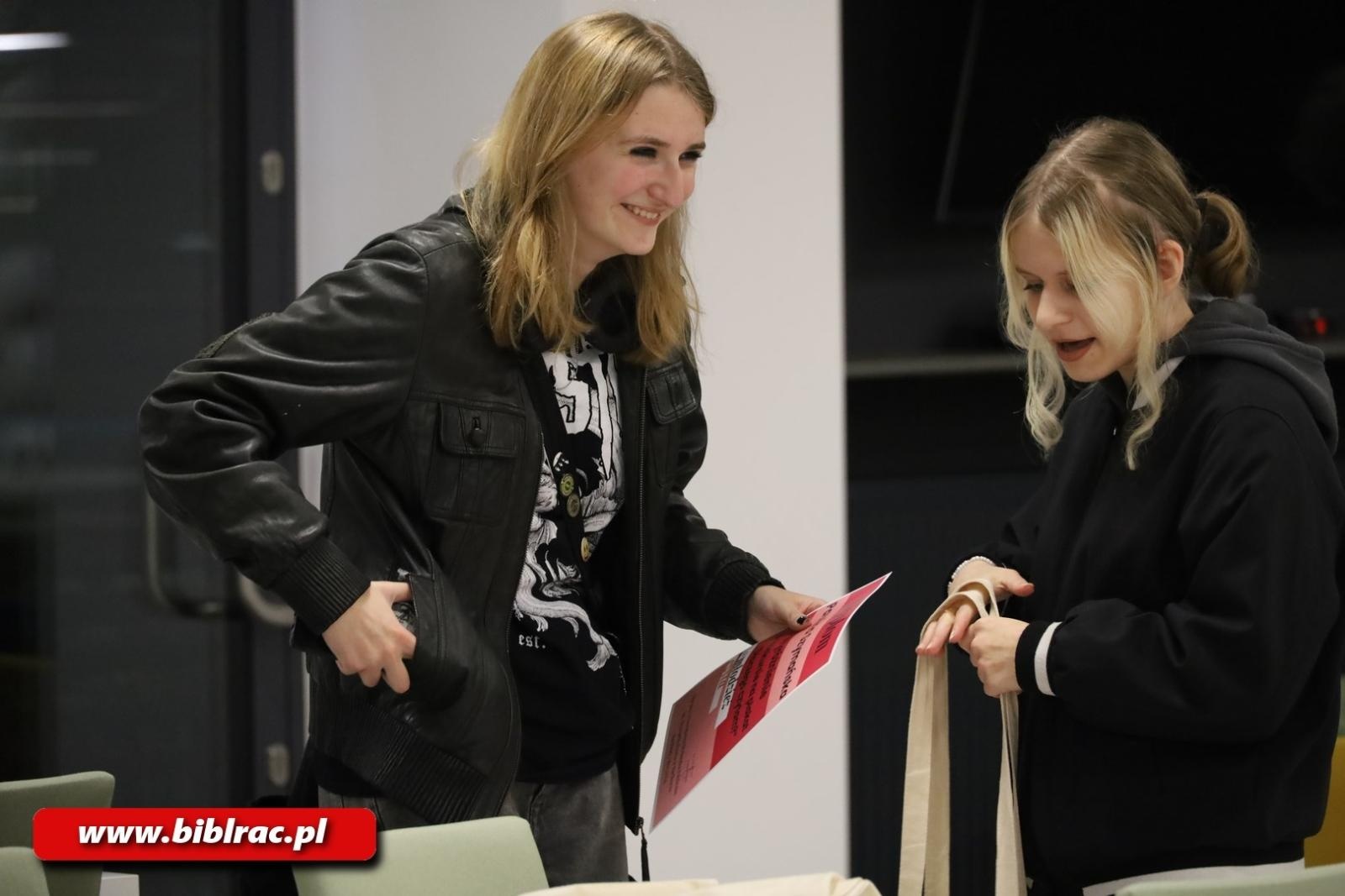 Zdjęcie w galerii na portalu naszraciborz.pl: #młodzieżczyta. Na Stacji Młodych otwarto wystawę plakatów wiadomości z regionu