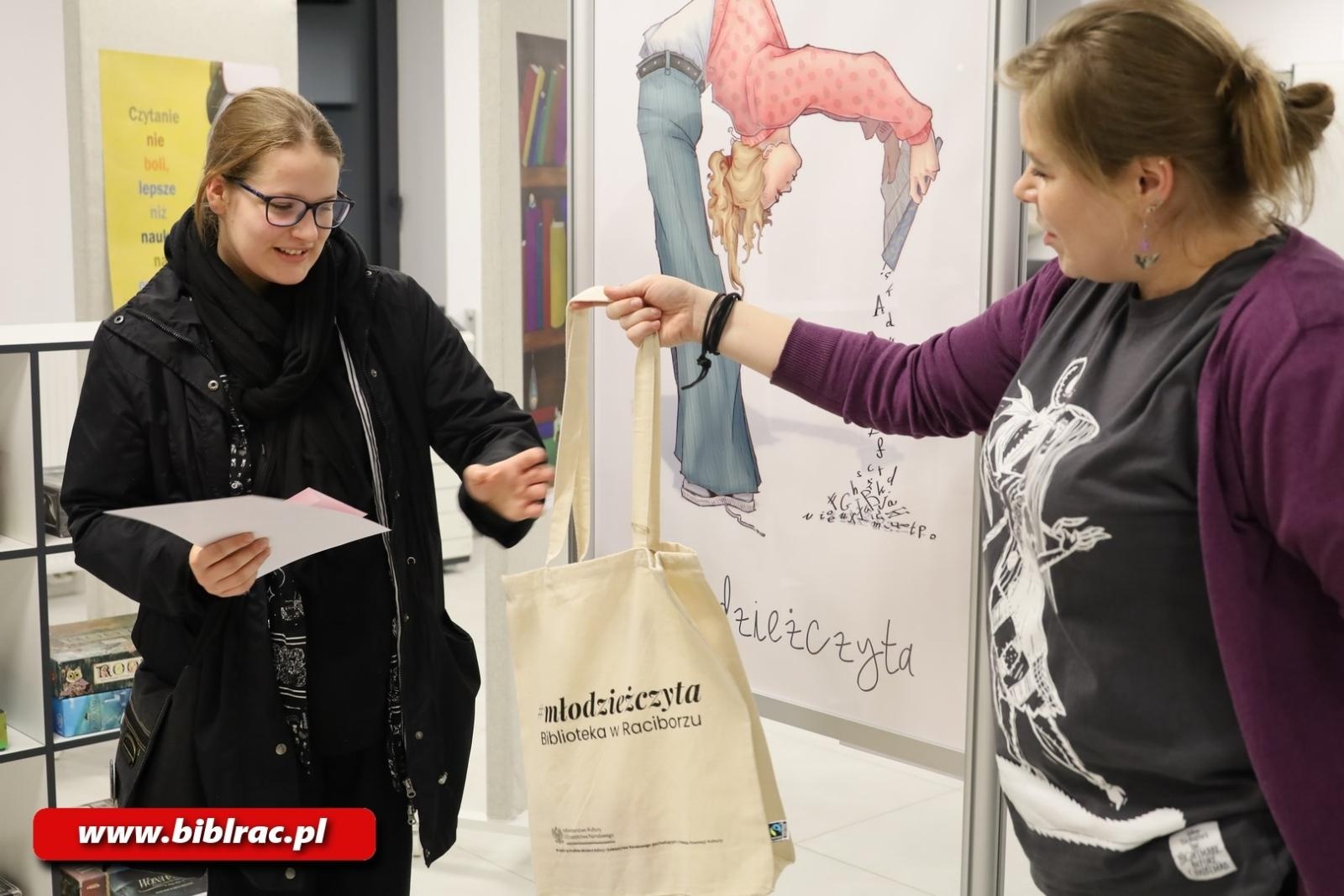 Zdjęcie w galerii na portalu naszraciborz.pl: #młodzieżczyta. Na Stacji Młodych otwarto wystawę plakatów wiadomości z regionu