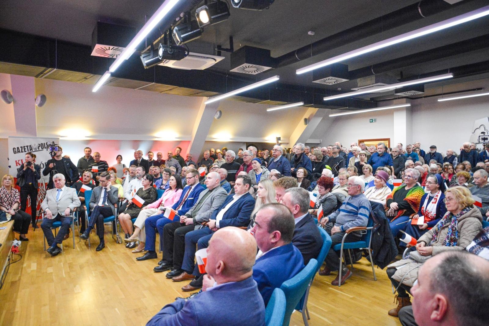 Zdjęcie w galerii na portalu naszraciborz.pl: Tu jest Polska! Karol Nawrocki, prezes IPN i kandydat na urząd Prezydenta RP, odwiedził Racibórz wiadomości z regionu