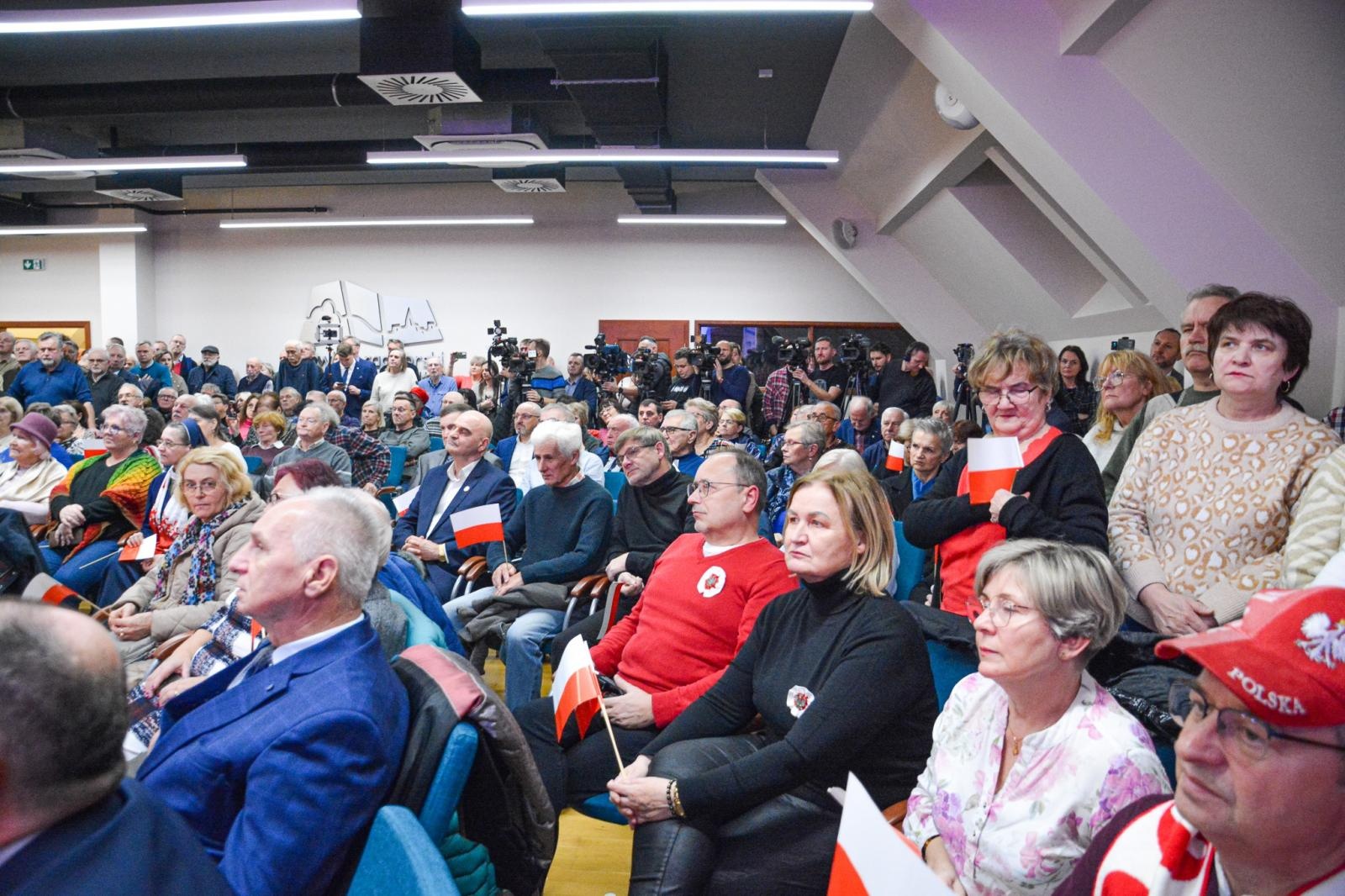 Zdjęcie w galerii na portalu naszraciborz.pl: Tu jest Polska! Karol Nawrocki, prezes IPN i kandydat na urząd Prezydenta RP, odwiedził Racibórz wiadomości z regionu