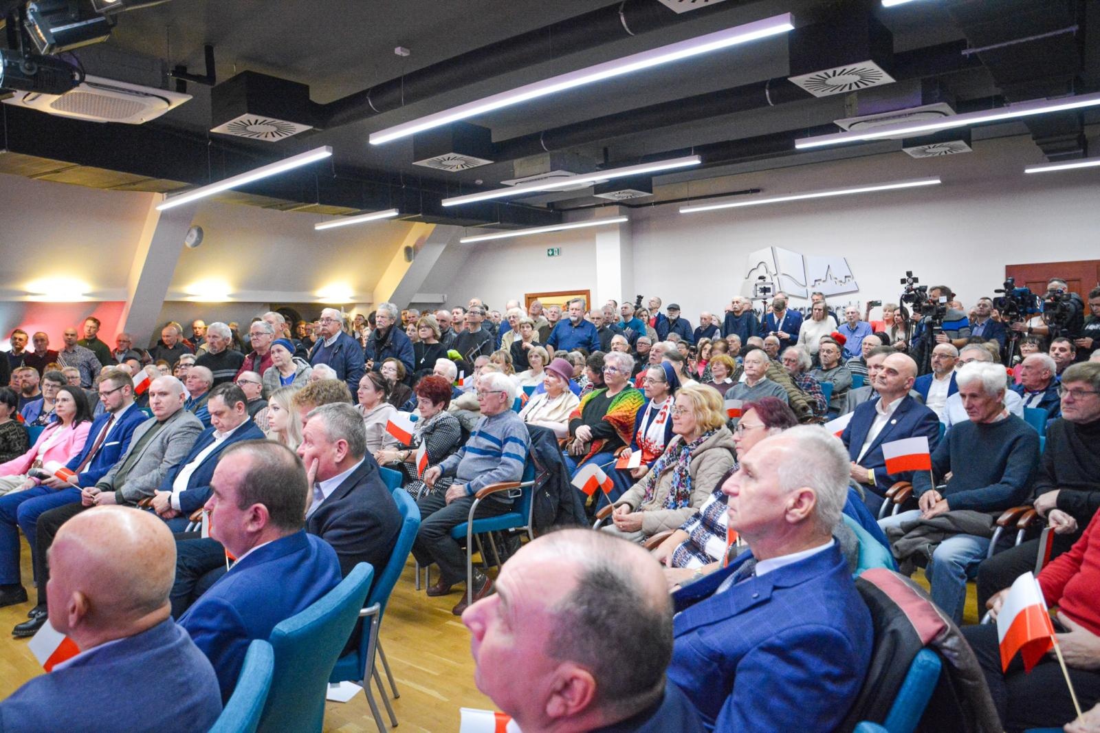 Zdjęcie w galerii na portalu naszraciborz.pl: Tu jest Polska! Karol Nawrocki, prezes IPN i kandydat na urząd Prezydenta RP, odwiedził Racibórz wiadomości z regionu