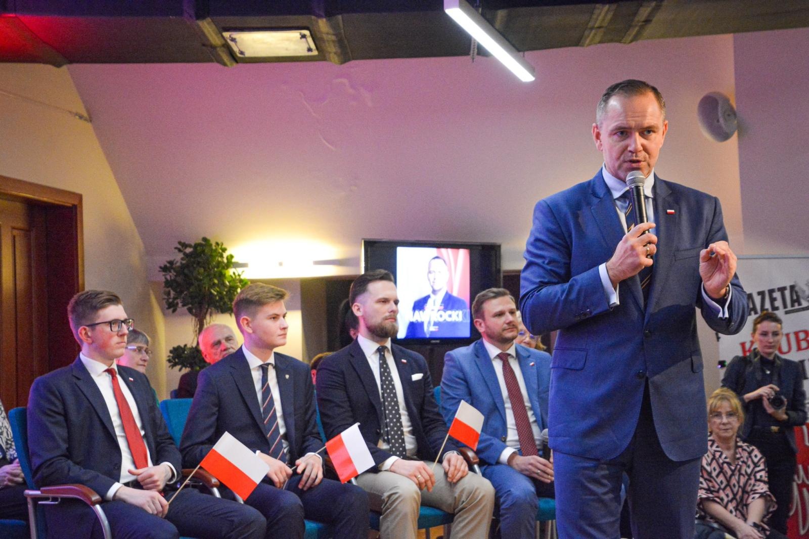 Zdjęcie w galerii na portalu naszraciborz.pl: Tu jest Polska! Karol Nawrocki, prezes IPN i kandydat na urząd Prezydenta RP, odwiedził Racibórz wiadomości z regionu