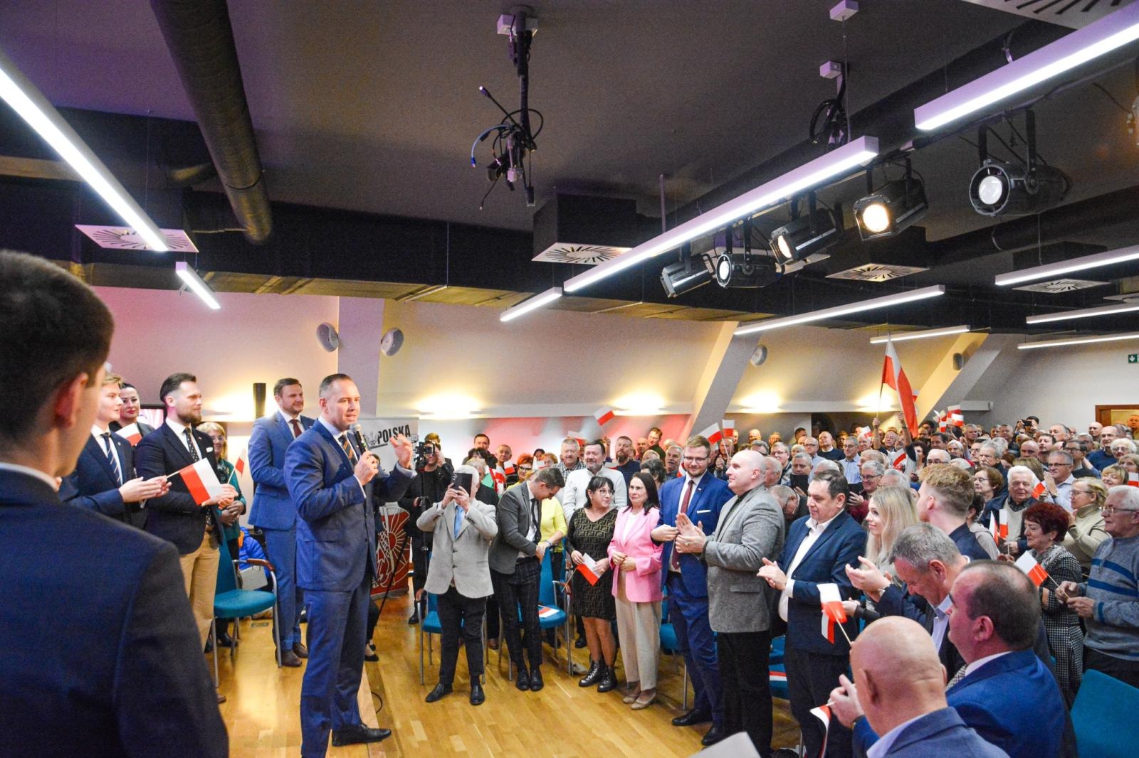 Zdjęcie w galerii na portalu naszraciborz.pl: Tu jest Polska! Karol Nawrocki, prezes IPN i kandydat na urząd Prezydenta RP, odwiedził Racibórz wiadomości z regionu