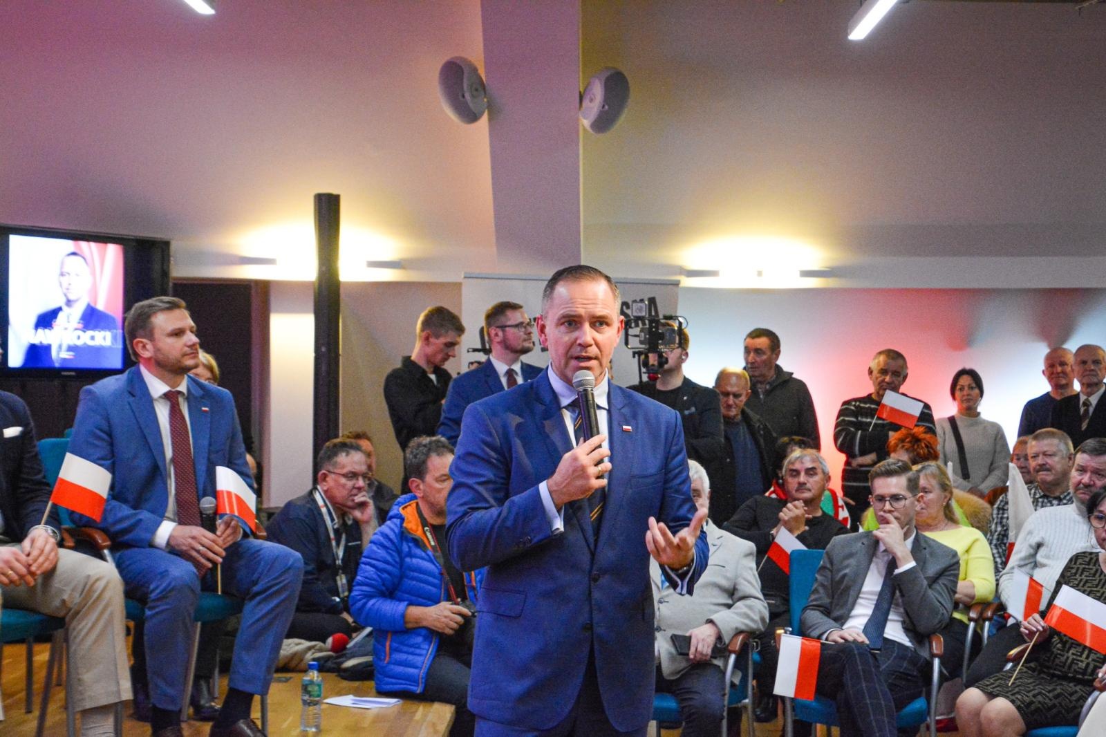 Zdjęcie w galerii na portalu naszraciborz.pl: Tu jest Polska! Karol Nawrocki, prezes IPN i kandydat na urząd Prezydenta RP, odwiedził Racibórz wiadomości z regionu