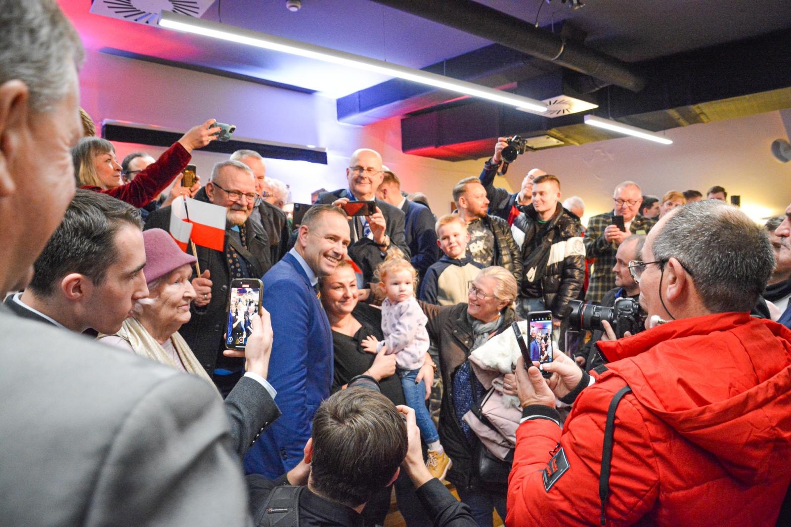 Zdjęcie w galerii na portalu naszraciborz.pl: Tu jest Polska! Karol Nawrocki, prezes IPN i kandydat na urząd Prezydenta RP, odwiedził Racibórz wiadomości z regionu