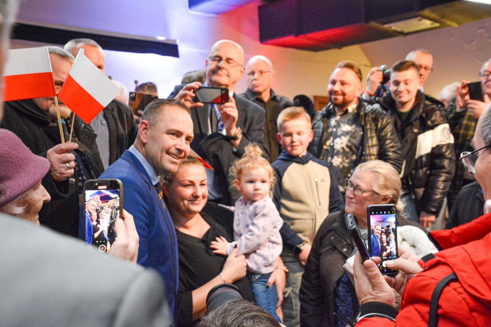 Zdjęcie w galerii na portalu naszraciborz.pl: Tu jest Polska! Karol Nawrocki, prezes IPN i kandydat na urząd Prezydenta RP, odwiedził Racibórz wiadomości z regionu