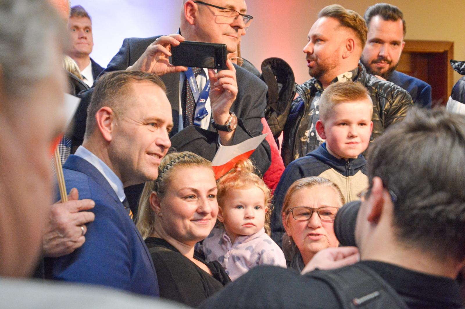 Zdjęcie w galerii na portalu naszraciborz.pl: Tu jest Polska! Karol Nawrocki, prezes IPN i kandydat na urząd Prezydenta RP, odwiedził Racibórz wiadomości z regionu