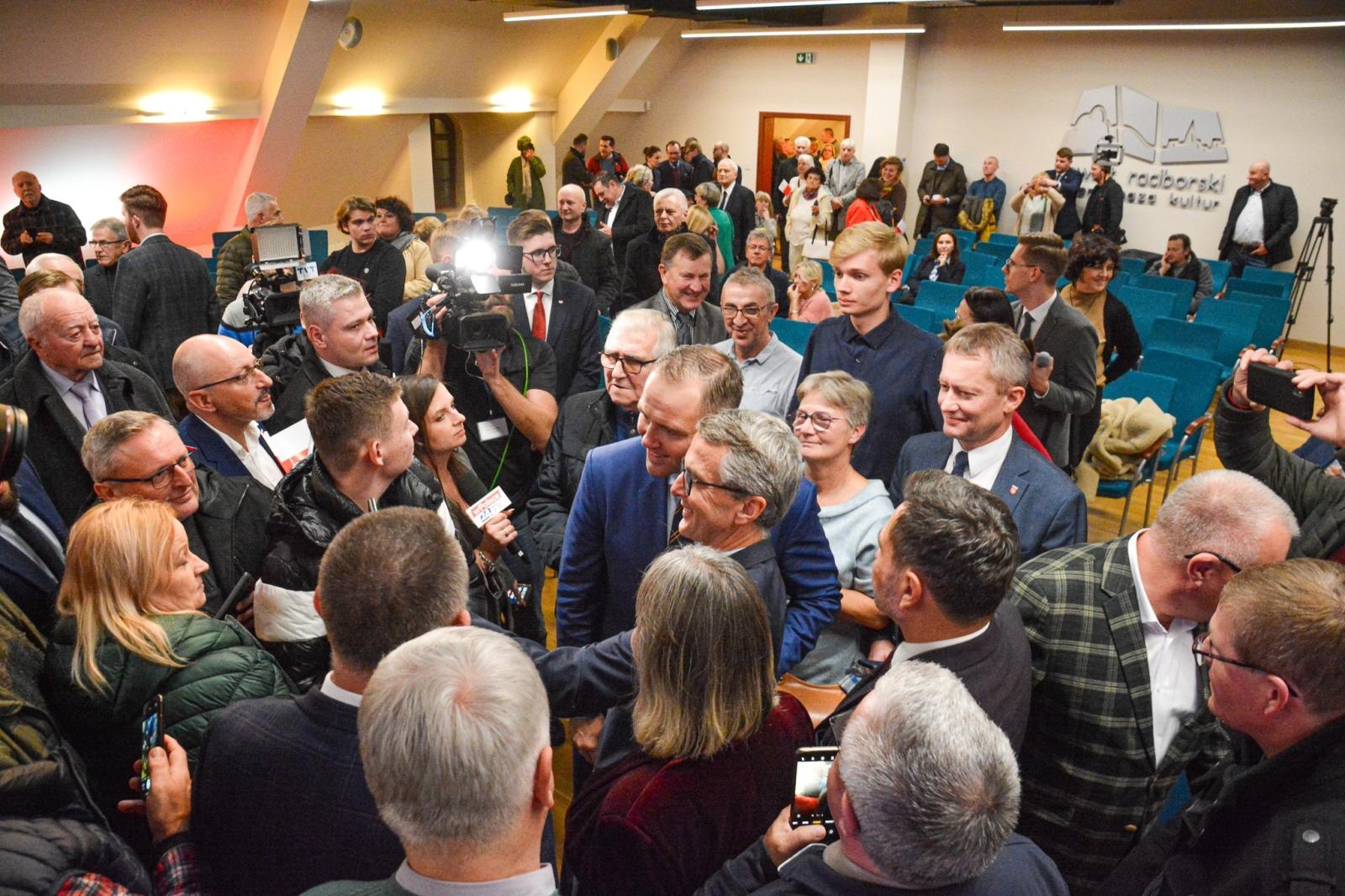 Zdjęcie w galerii na portalu naszraciborz.pl: Tu jest Polska! Karol Nawrocki, prezes IPN i kandydat na urząd Prezydenta RP, odwiedził Racibórz wiadomości z regionu