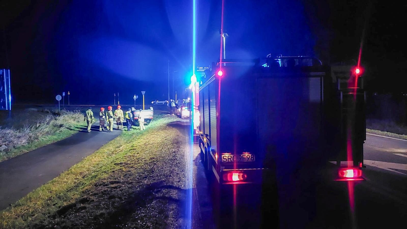 Zdjęcie w galerii na portalu naszraciborz.pl: Zderzenie i dachowanie za mostem na Uldze wiadomości z regionu