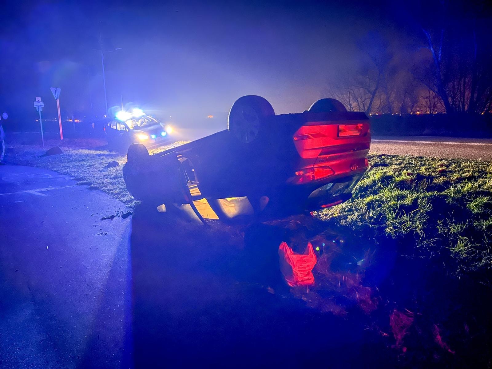 Zdjęcie w galerii na portalu naszraciborz.pl: Zderzenie i dachowanie za mostem na Uldze wiadomości z regionu