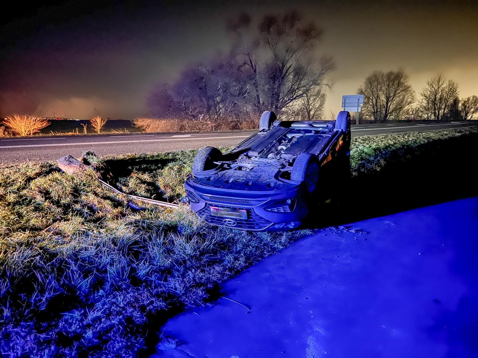 Zdjęcie w galerii na portalu naszraciborz.pl: Zderzenie i dachowanie za mostem na Uldze wiadomości z regionu