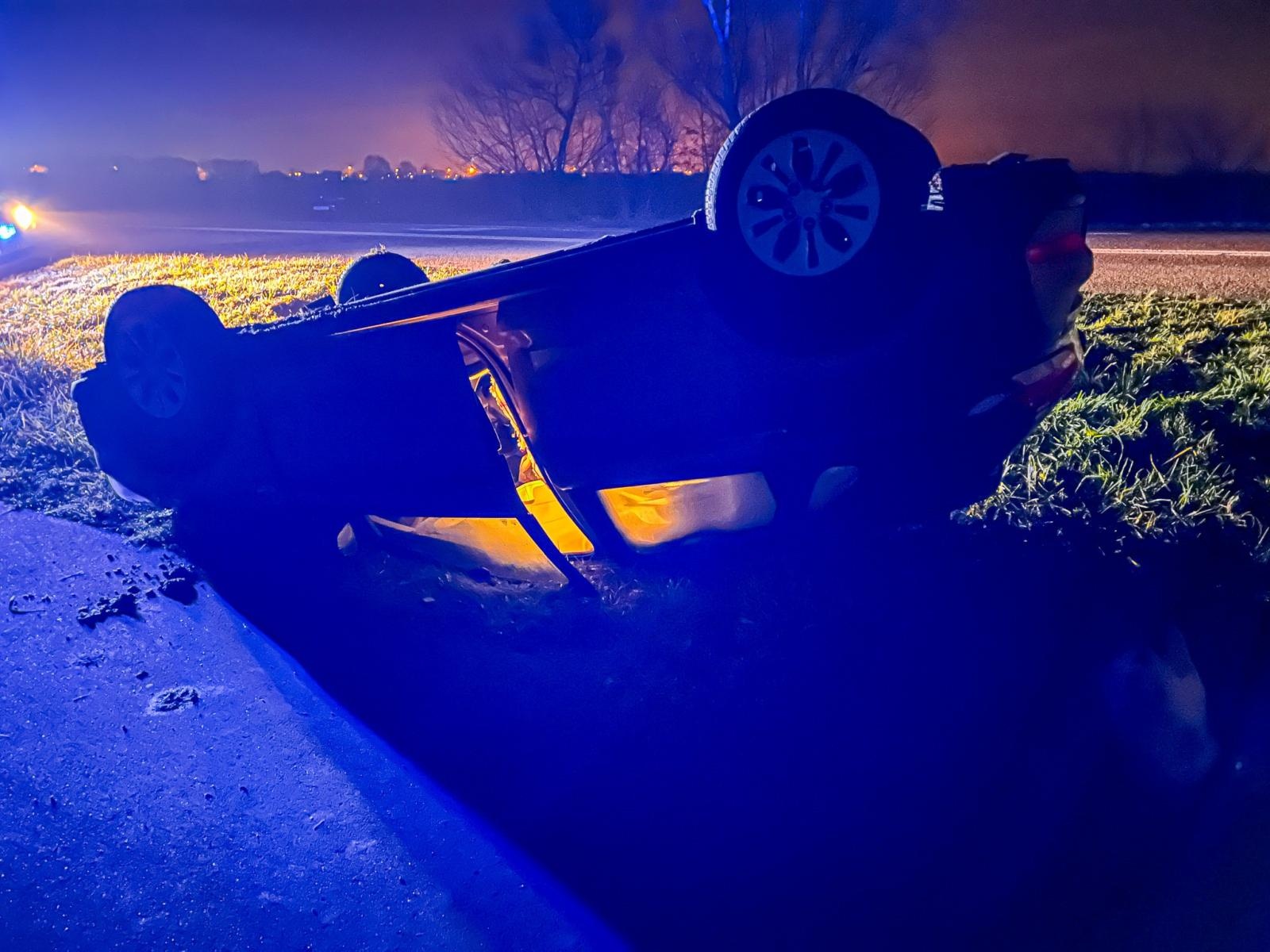 Zdjęcie w galerii na portalu naszraciborz.pl: Zderzenie i dachowanie za mostem na Uldze wiadomości z regionu
