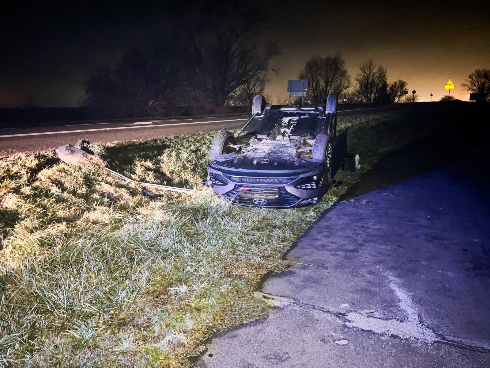 Zdjęcie w galerii na portalu naszraciborz.pl: Zderzenie i dachowanie za mostem na Uldze wiadomości z regionu