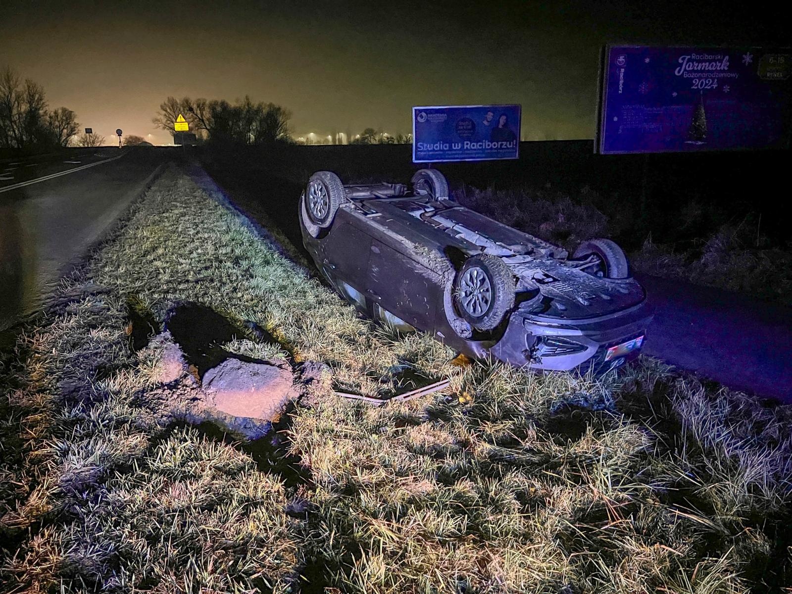Zdjęcie w galerii na portalu naszraciborz.pl: Zderzenie i dachowanie za mostem na Uldze wiadomości z regionu
