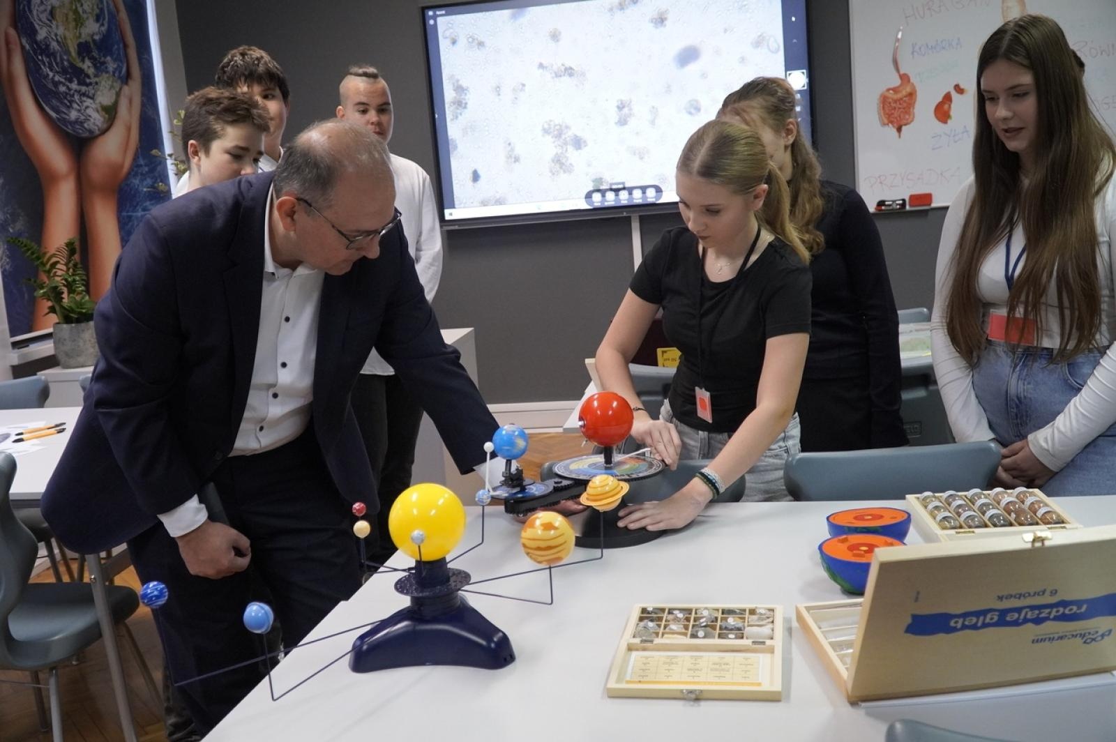 Zdjęcie w galerii na portalu naszraciborz.pl: Świat wokół nas - Zielona Pracownia w SP 13 już otwarta wiadomości z regionu