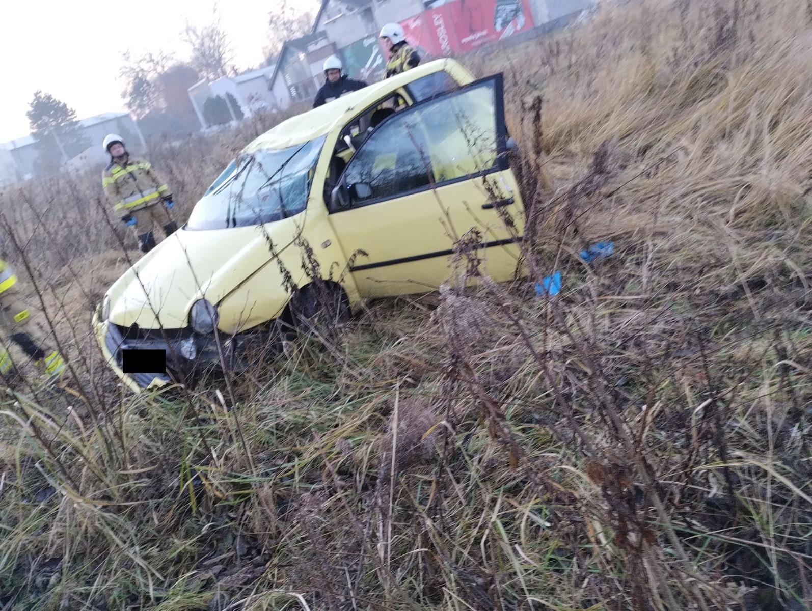 Zdjęcie w galerii na portalu naszraciborz.pl: Pijacki rajd w Rzuchowie zakończony dachowaniem [FOTO] wiadomości z regionu