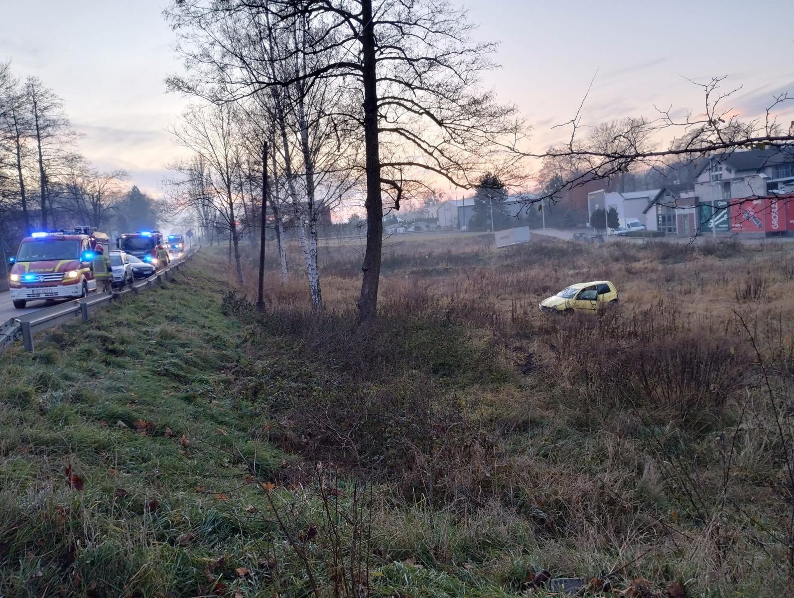 Zdjęcie w galerii na portalu naszraciborz.pl: Pijacki rajd w Rzuchowie zakończony dachowaniem [FOTO] wiadomości z regionu