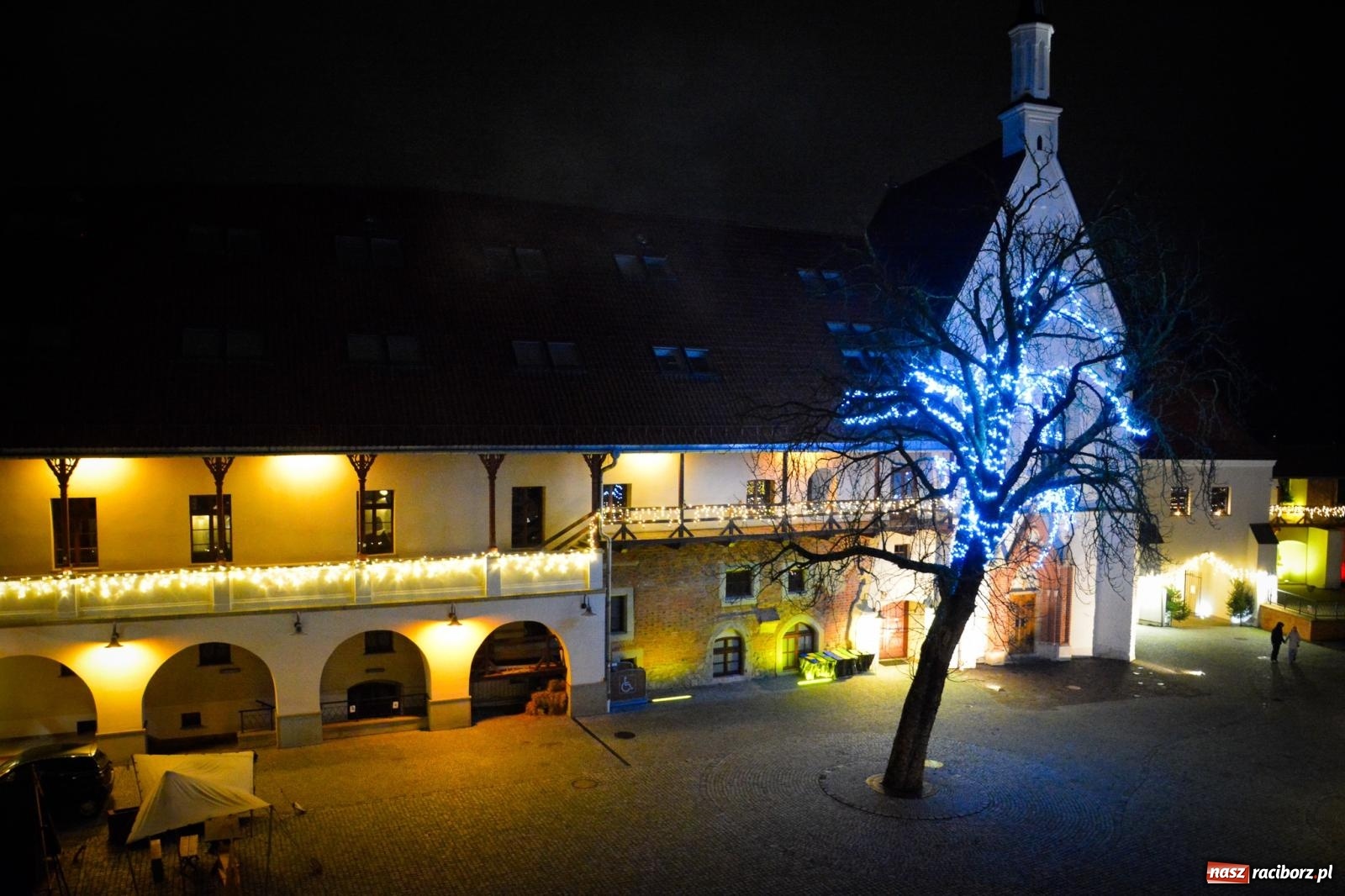Zdjęcie w galerii na portalu naszraciborz.pl: Zamek gotowy na jarmark. Zobaczcie jak przystrojono dziedziniec [FOTO i WIDEO] wiadomości z regionu