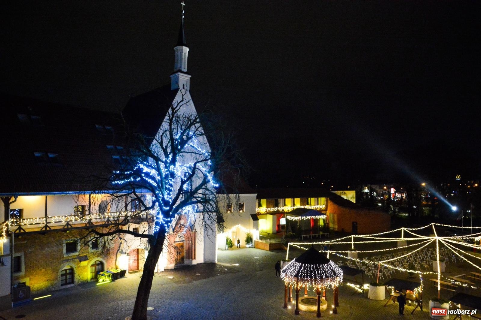 Zdjęcie w galerii na portalu naszraciborz.pl: Zamek gotowy na jarmark. Zobaczcie jak przystrojono dziedziniec [FOTO i WIDEO] wiadomości z regionu