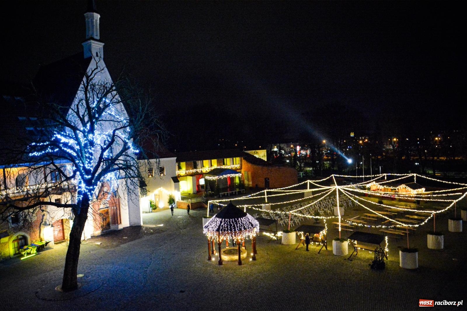 Zdjęcie w galerii na portalu naszraciborz.pl: Zamek gotowy na jarmark. Zobaczcie jak przystrojono dziedziniec [FOTO i WIDEO] wiadomości z regionu