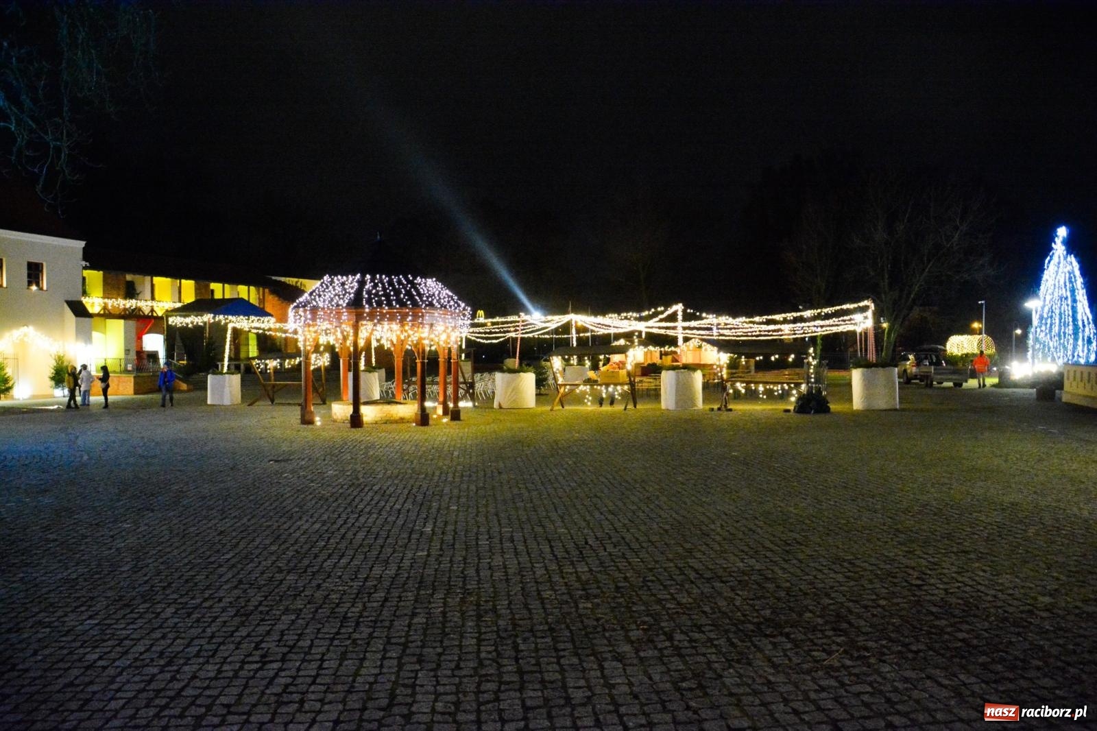 Zdjęcie w galerii na portalu naszraciborz.pl: Zamek gotowy na jarmark. Zobaczcie jak przystrojono dziedziniec [FOTO i WIDEO] wiadomości z regionu