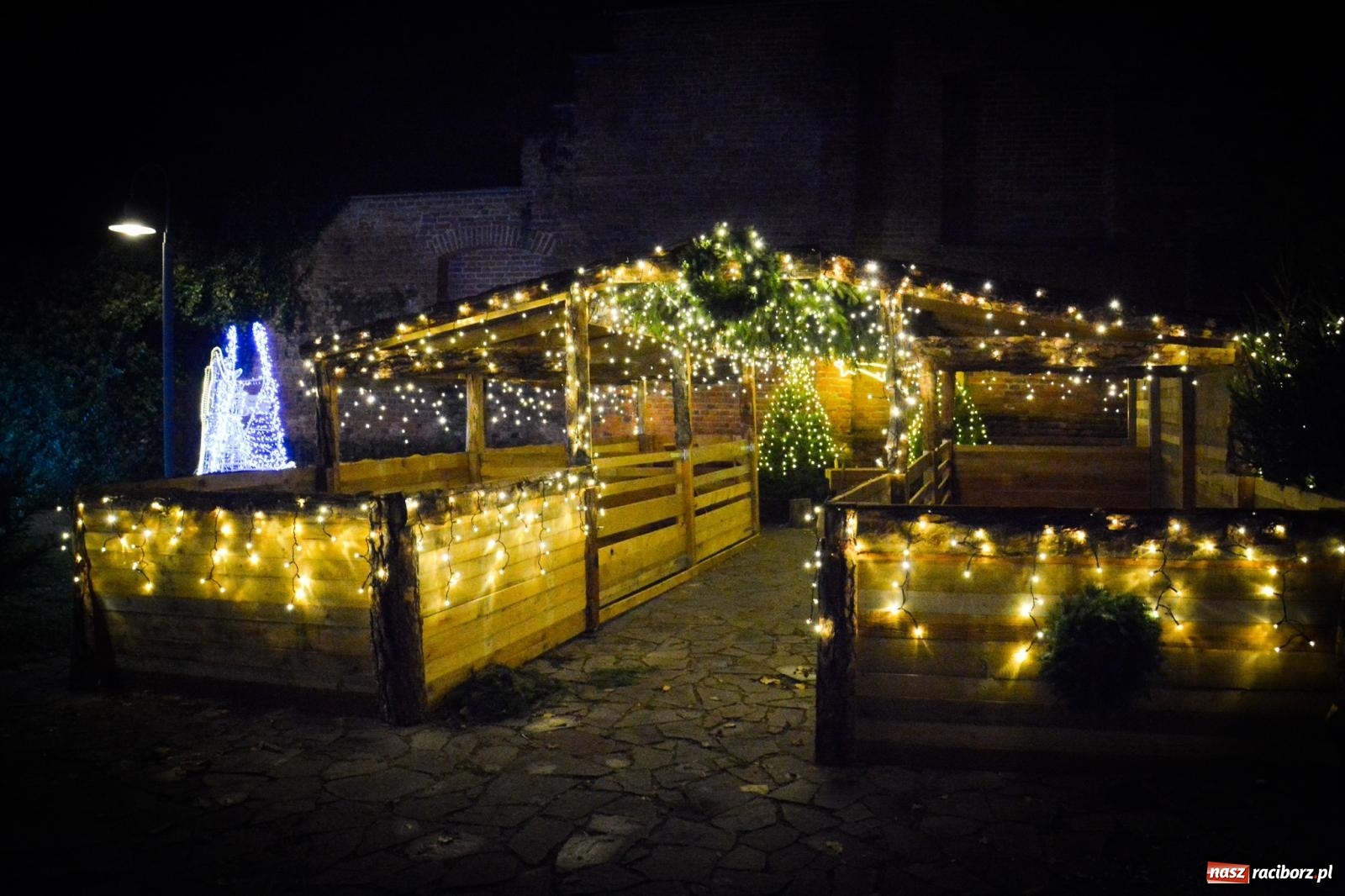 Zdjęcie w galerii na portalu naszraciborz.pl: Zamek gotowy na jarmark. Zobaczcie jak przystrojono dziedziniec [FOTO i WIDEO] wiadomości z regionu