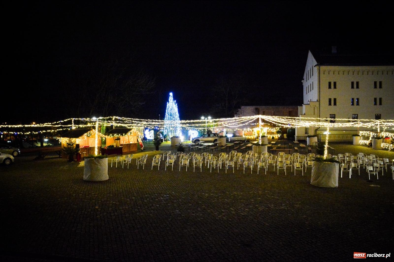 Zdjęcie w galerii na portalu naszraciborz.pl: Zamek gotowy na jarmark. Zobaczcie jak przystrojono dziedziniec [FOTO i WIDEO] wiadomości z regionu