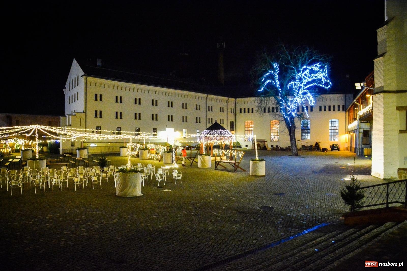 Zdjęcie w galerii na portalu naszraciborz.pl: Zamek gotowy na jarmark. Zobaczcie jak przystrojono dziedziniec [FOTO i WIDEO] wiadomości z regionu