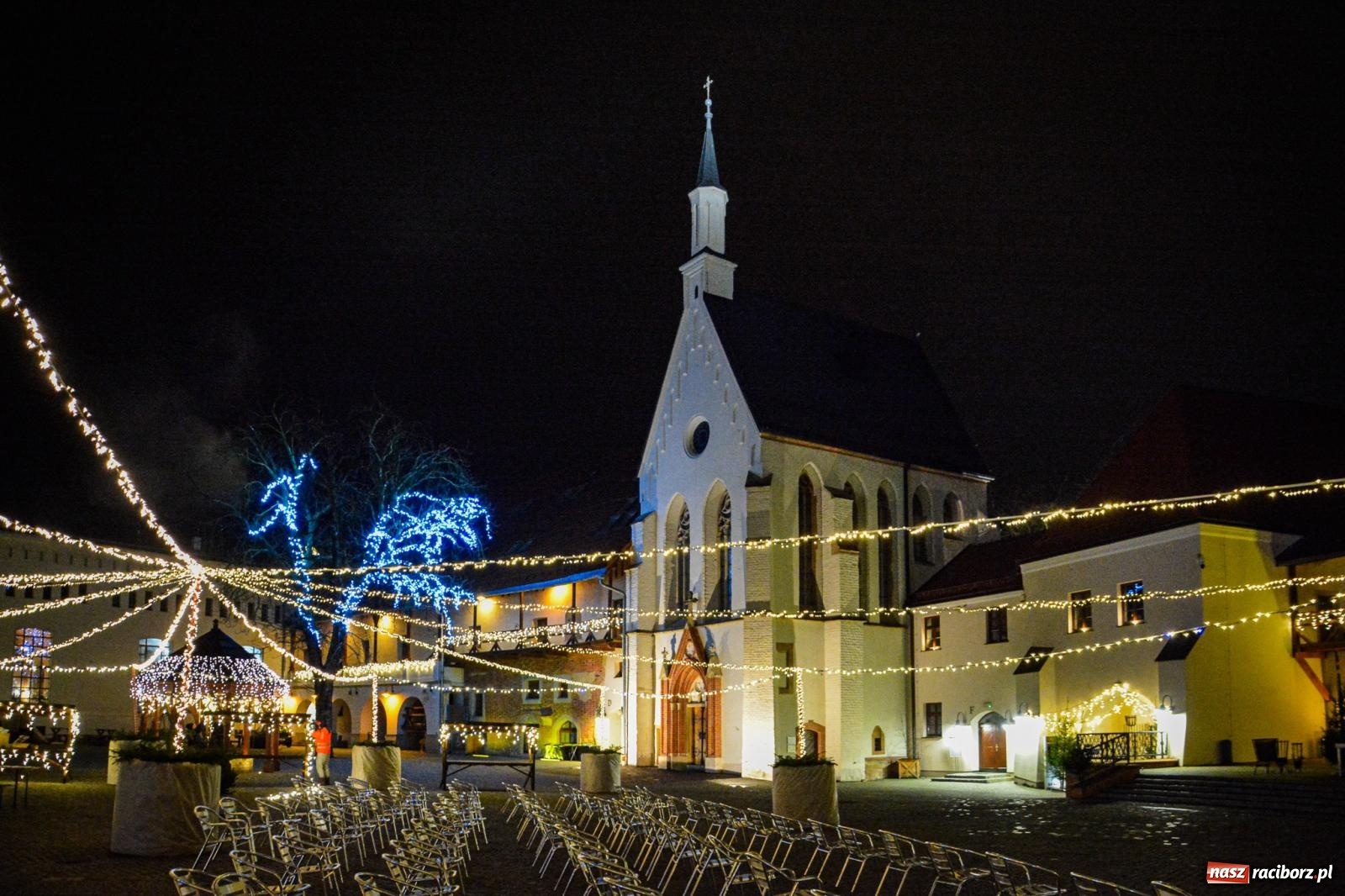 Zdjęcie w galerii na portalu naszraciborz.pl: Zamek gotowy na jarmark. Zobaczcie jak przystrojono dziedziniec [FOTO i WIDEO] wiadomości z regionu