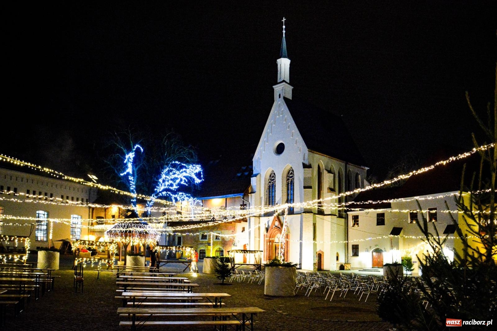 Zdjęcie w galerii na portalu naszraciborz.pl: Zamek gotowy na jarmark. Zobaczcie jak przystrojono dziedziniec [FOTO i WIDEO] wiadomości z regionu