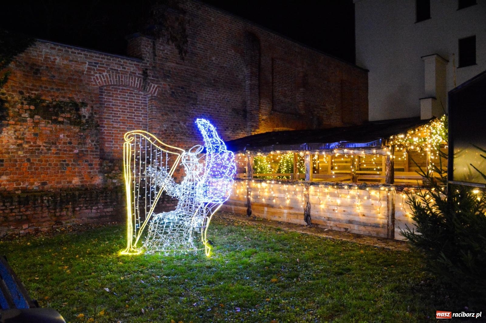 Zdjęcie w galerii na portalu naszraciborz.pl: Zamek gotowy na jarmark. Zobaczcie jak przystrojono dziedziniec [FOTO i WIDEO] wiadomości z regionu