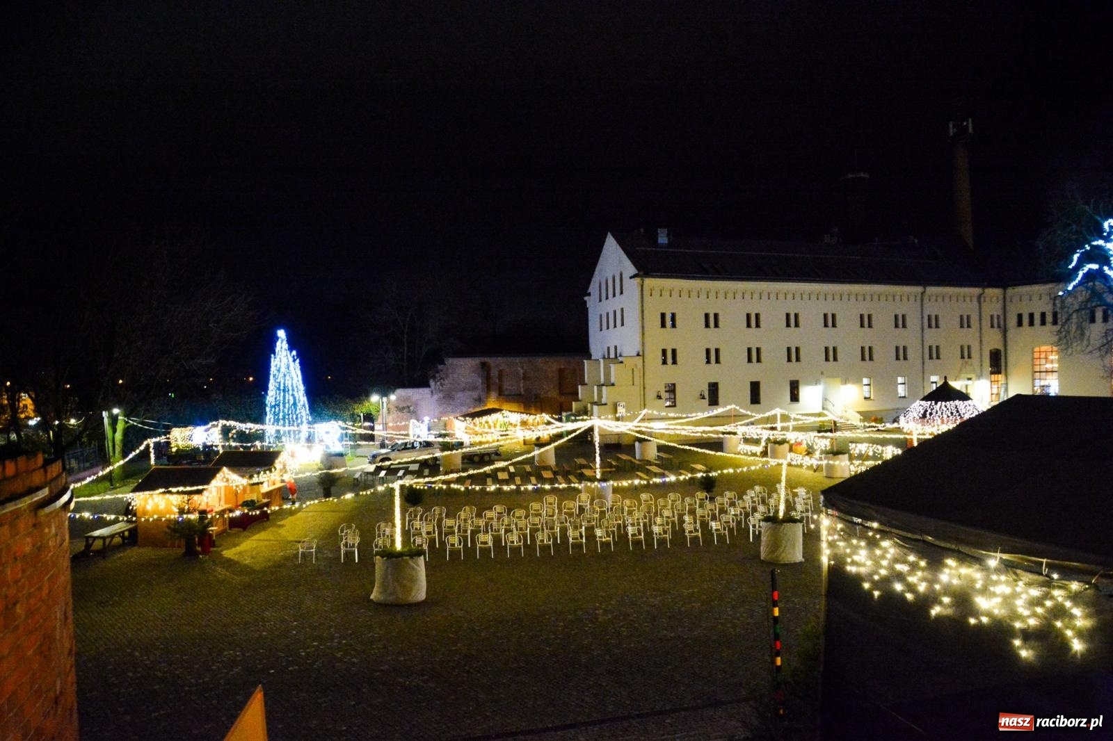 Zdjęcie w galerii na portalu naszraciborz.pl: Zamek gotowy na jarmark. Zobaczcie jak przystrojono dziedziniec [FOTO i WIDEO] wiadomości z regionu
