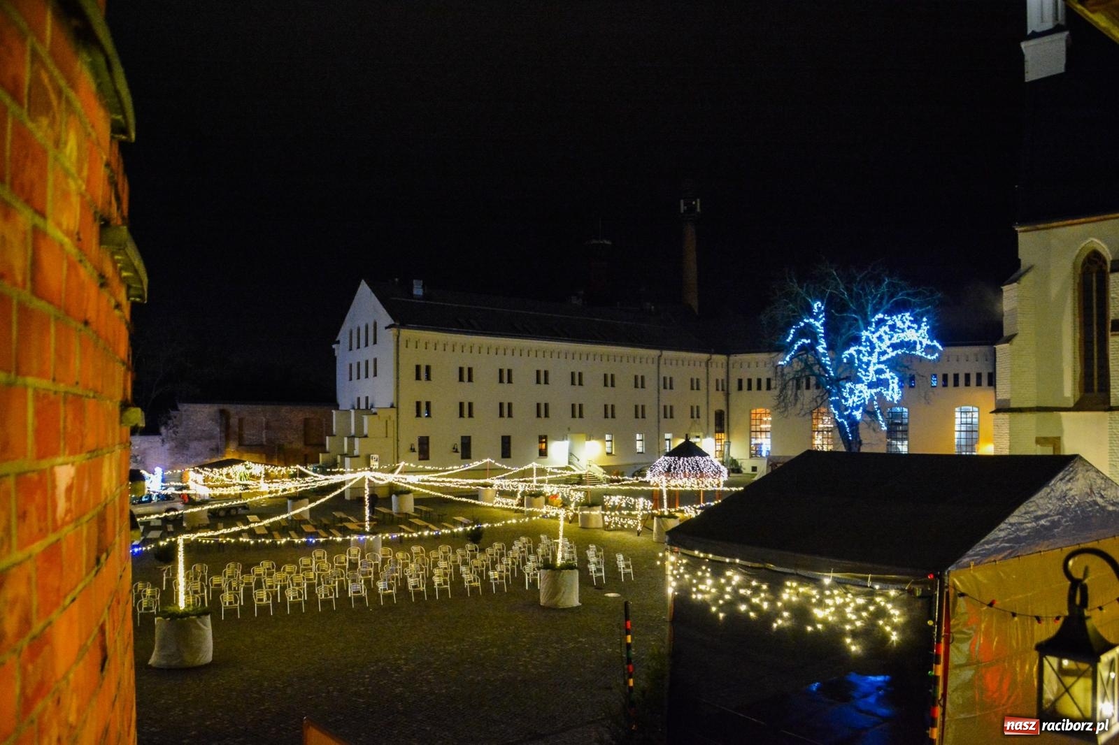 Zdjęcie w galerii na portalu naszraciborz.pl: Zamek gotowy na jarmark. Zobaczcie jak przystrojono dziedziniec [FOTO i WIDEO] wiadomości z regionu