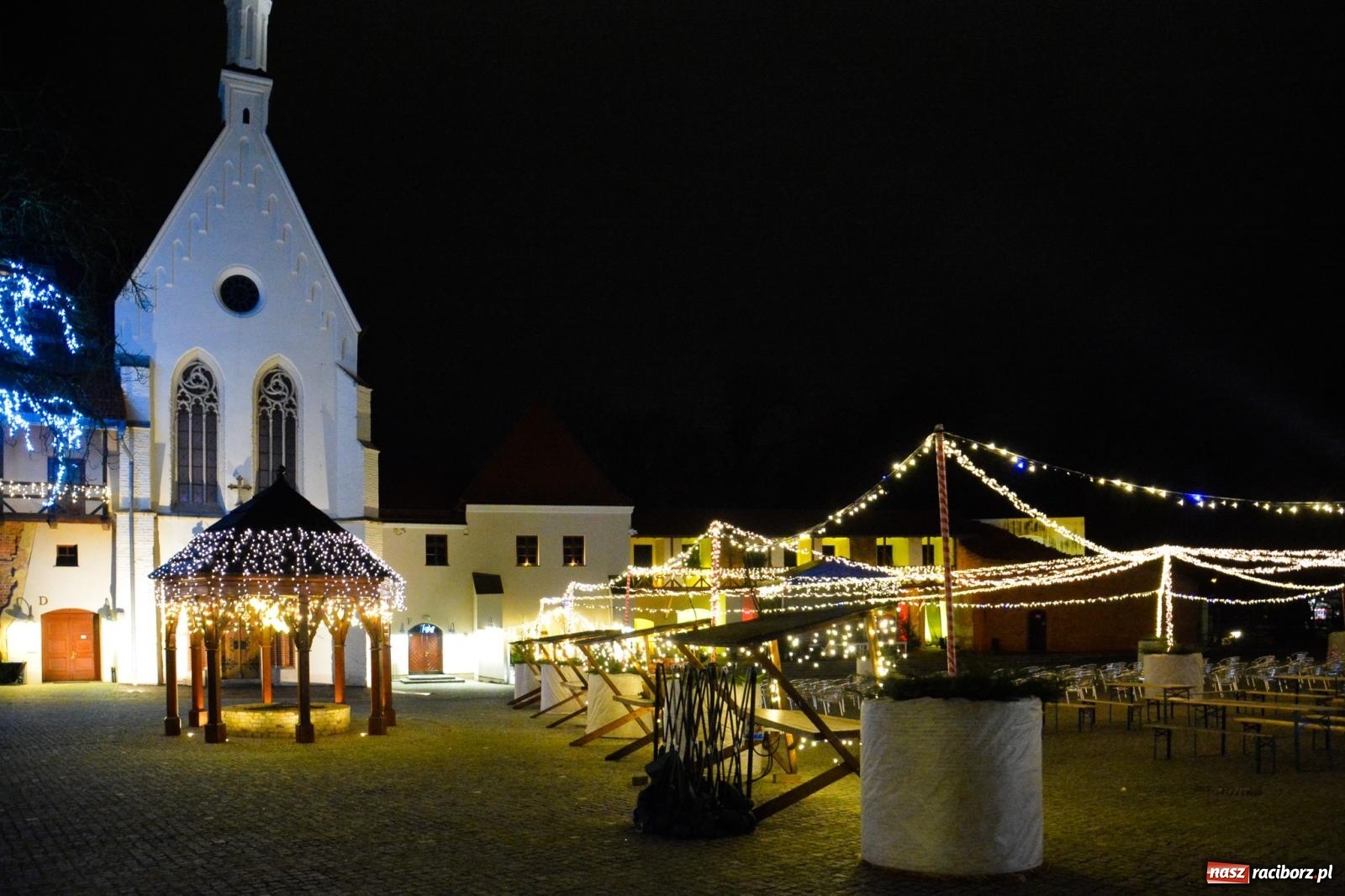 Zdjęcie w galerii na portalu naszraciborz.pl: Zamek gotowy na jarmark. Zobaczcie jak przystrojono dziedziniec [FOTO i WIDEO] wiadomości z regionu