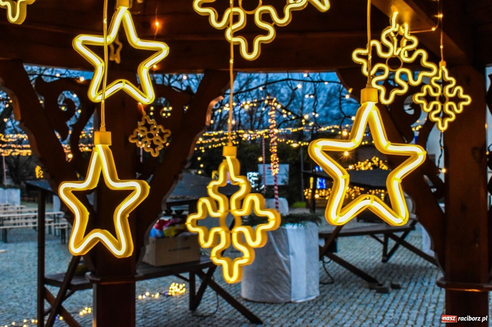 Zdjęcie w galerii na portalu naszraciborz.pl: Zamek gotowy na jarmark. Zobaczcie jak przystrojono dziedziniec [FOTO i WIDEO] wiadomości z regionu