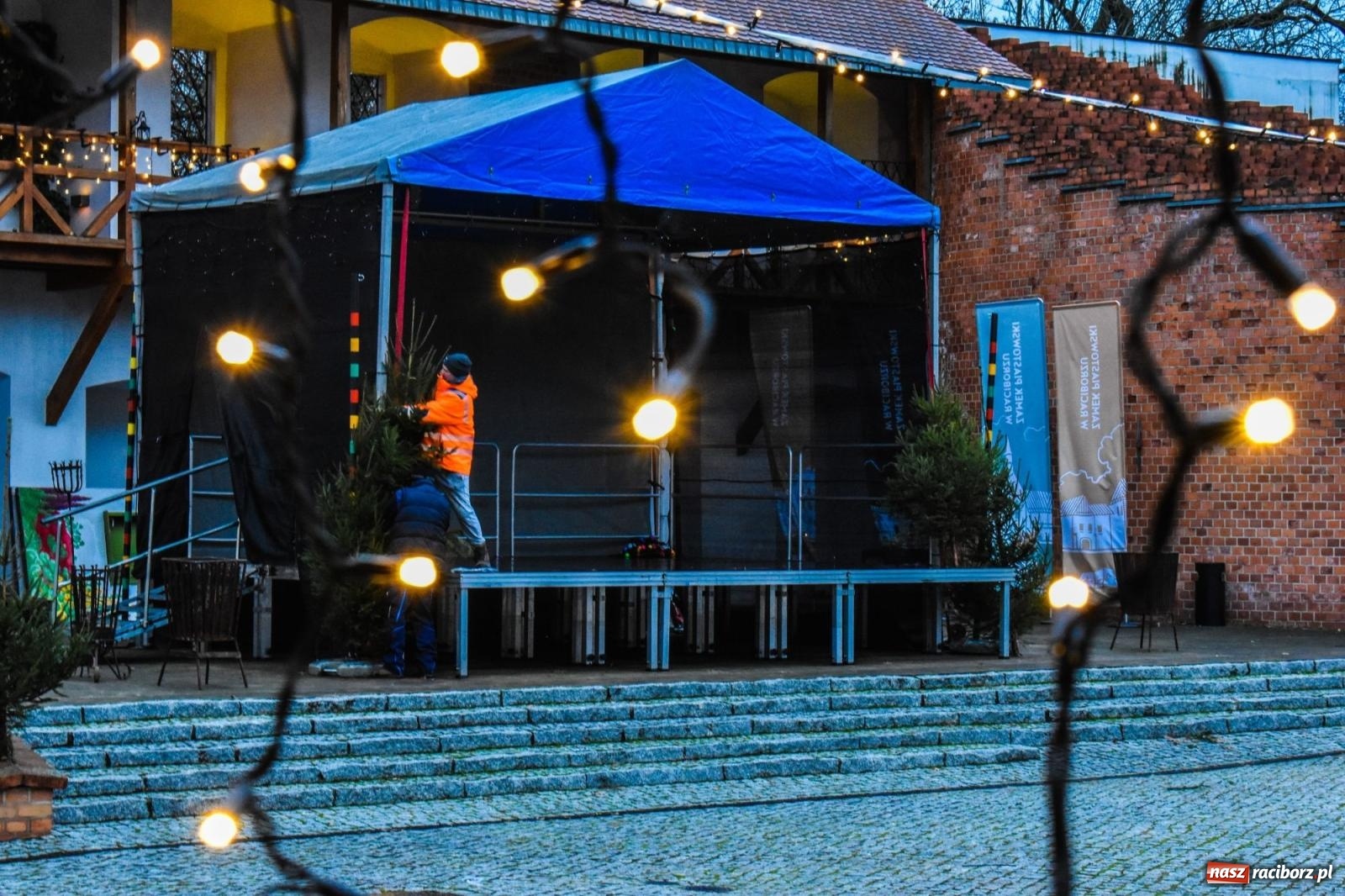 Zdjęcie w galerii na portalu naszraciborz.pl: Zamek gotowy na jarmark. Zobaczcie jak przystrojono dziedziniec [FOTO i WIDEO] wiadomości z regionu