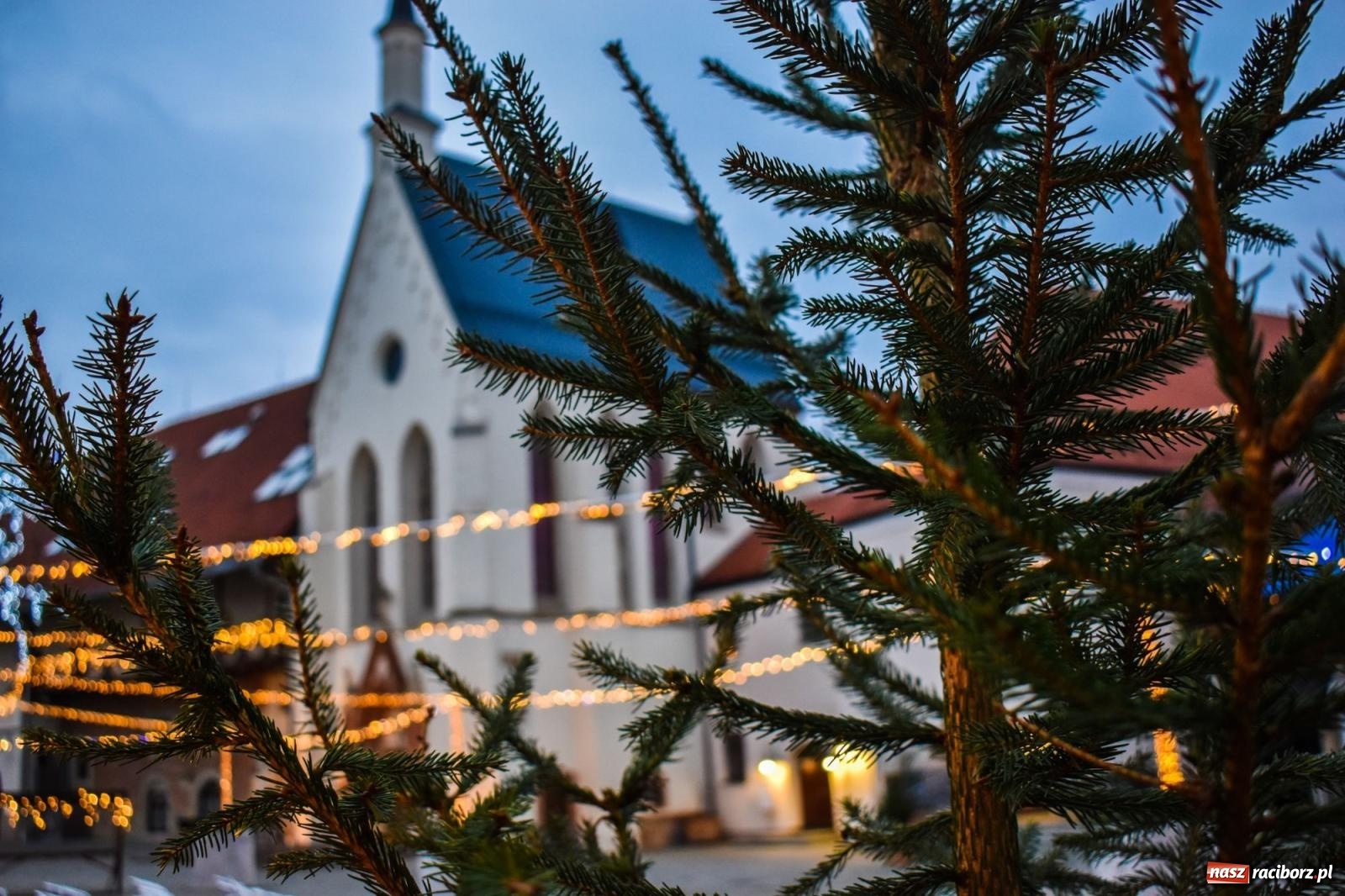 Zdjęcie w galerii na portalu naszraciborz.pl: Zamek gotowy na jarmark. Zobaczcie jak przystrojono dziedziniec [FOTO i WIDEO] wiadomości z regionu