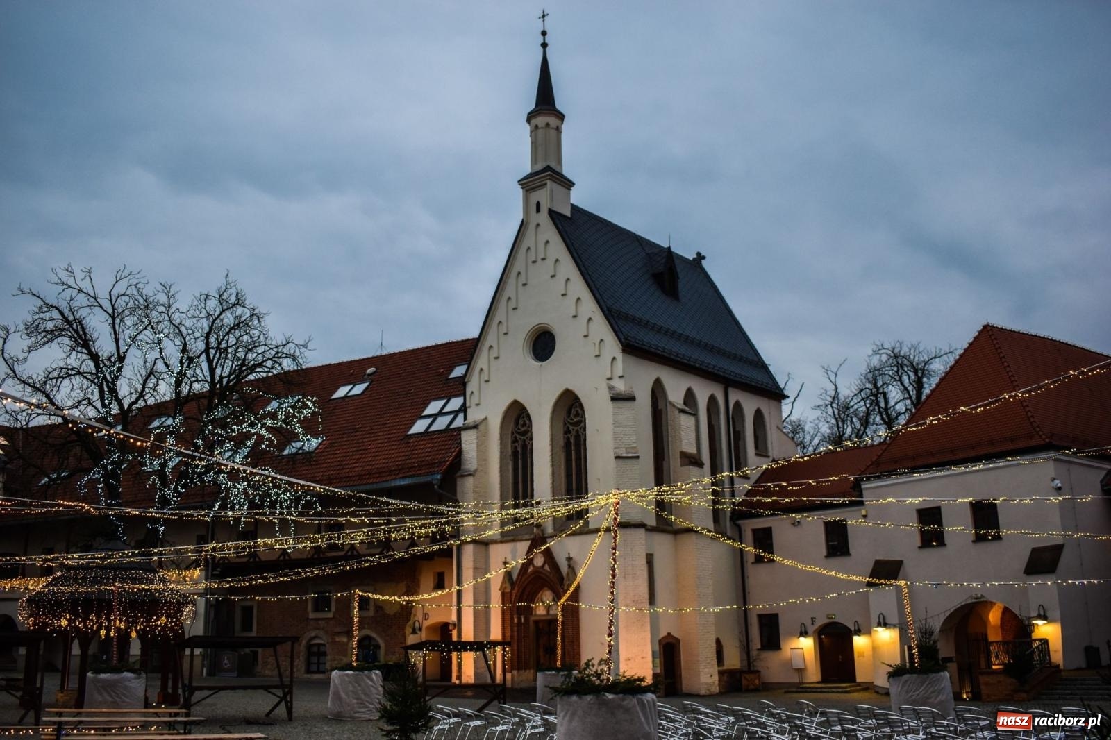 Zdjęcie w galerii na portalu naszraciborz.pl: Zamek gotowy na jarmark. Zobaczcie jak przystrojono dziedziniec [FOTO i WIDEO] wiadomości z regionu