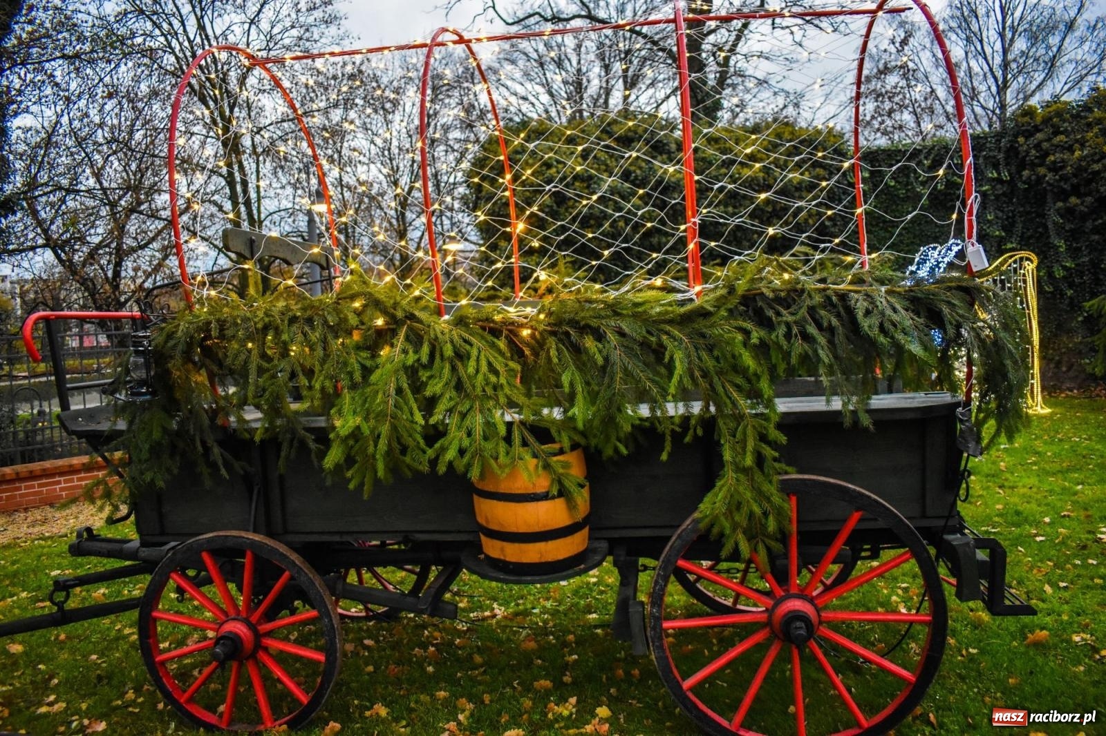 Zdjęcie w galerii na portalu naszraciborz.pl: Zamek gotowy na jarmark. Zobaczcie jak przystrojono dziedziniec [FOTO i WIDEO] wiadomości z regionu