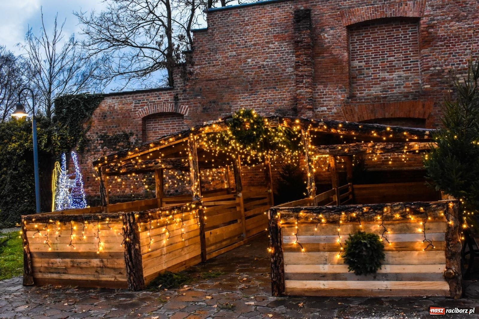 Zdjęcie w galerii na portalu naszraciborz.pl: Zamek gotowy na jarmark. Zobaczcie jak przystrojono dziedziniec [FOTO i WIDEO] wiadomości z regionu